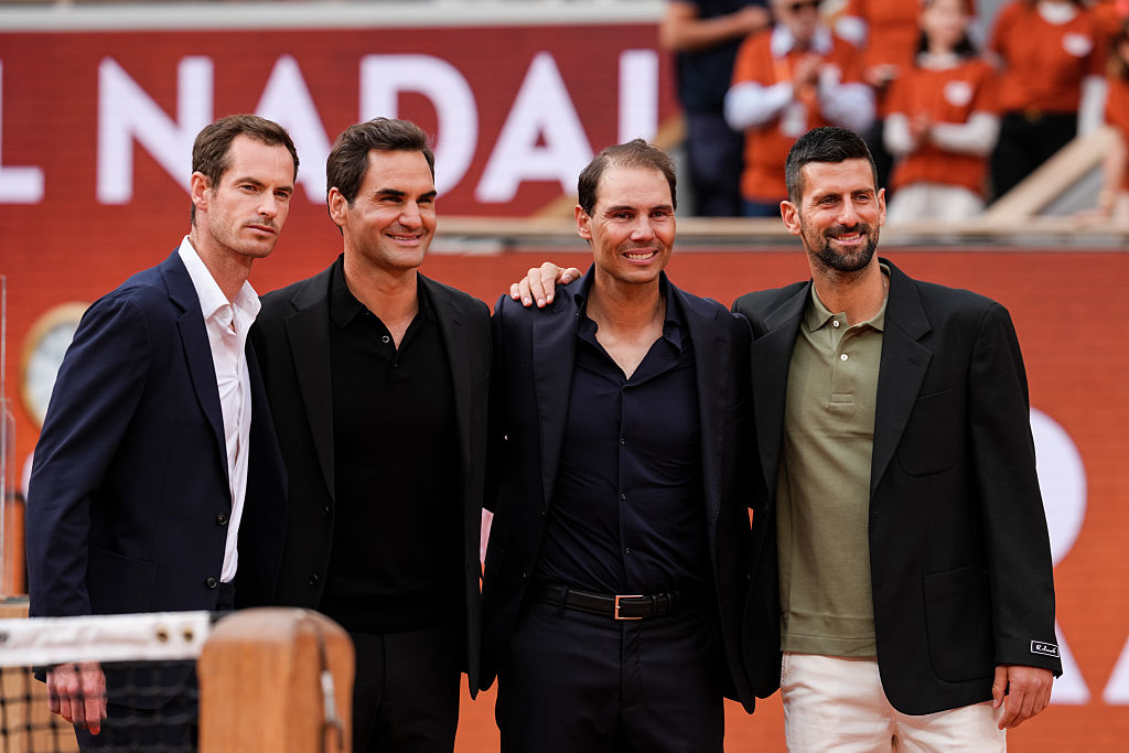 PARIS, FRANCE - 25 MAI : Rafael Nadal pose pour une photo avec Roger Federer, Novak Djokovic et Andy Murray sur le court Philippe-Chatrier lors d'une cérémonie organisée en son honneur le premier jour à Roland Garros le 25 mai 2025 à Paris, France. (Photo par Shi Tang/Getty Images)