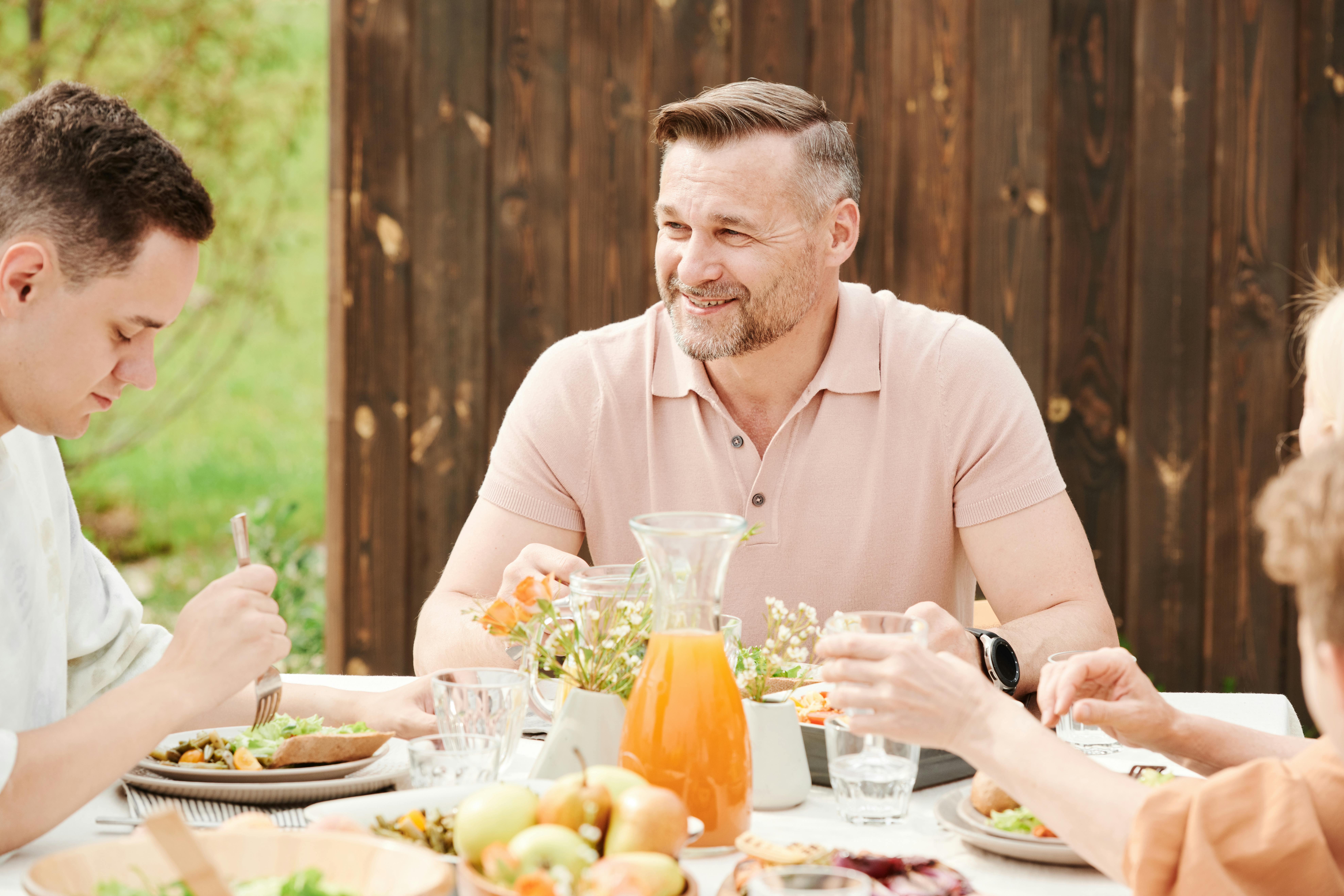 Une famille qui mange ensemble | Source : Pexels