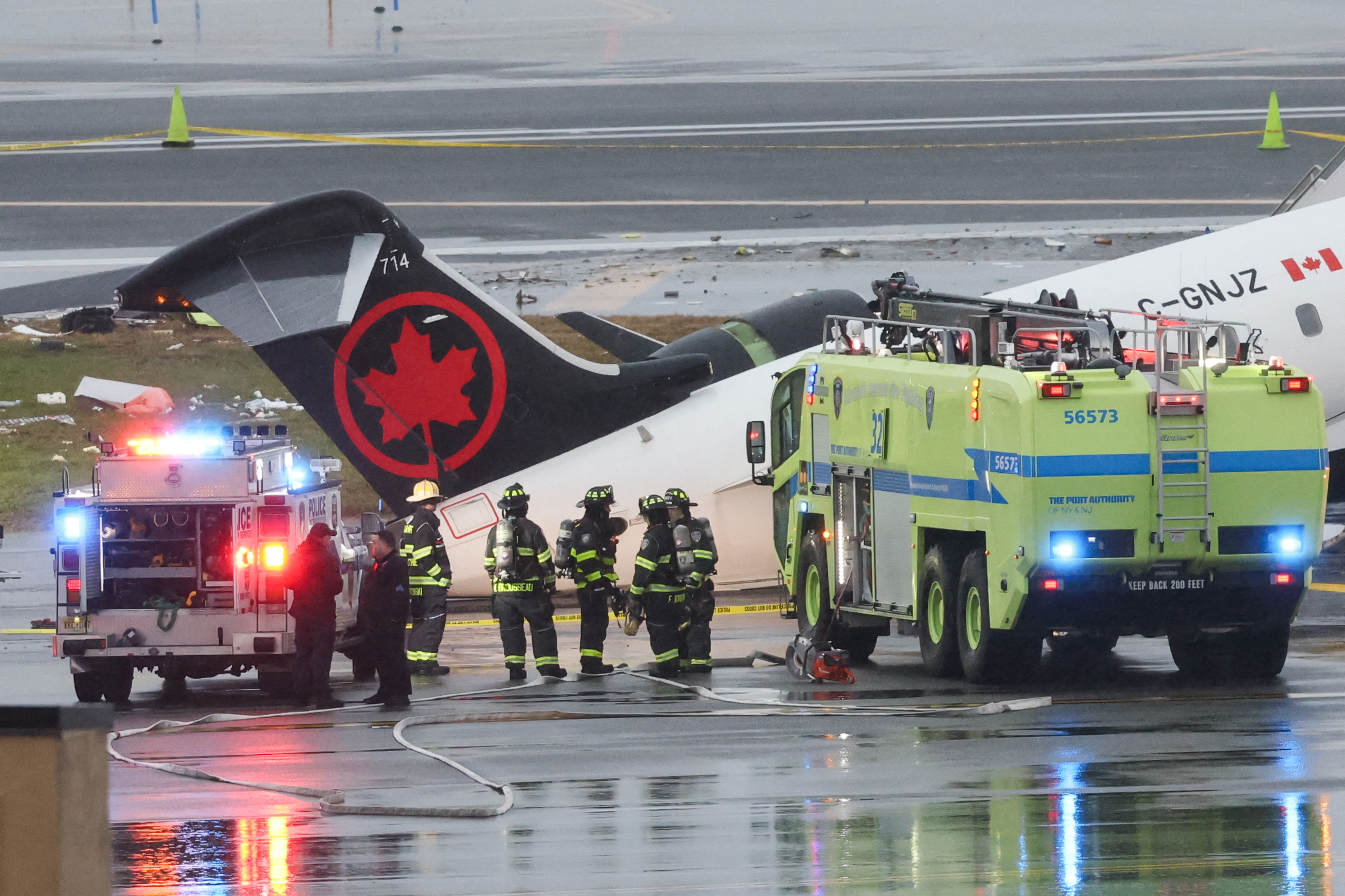 Les secours interviennent sur les lieux où le CRJ-900 d'Air Canada Express est immobilisé sur la piste après une collision avec un camion de pompiers de l'Autorité aéroportuaire à l'aéroport LaGuardia de New York, le 23 mars 2026. | Source : Getty Images