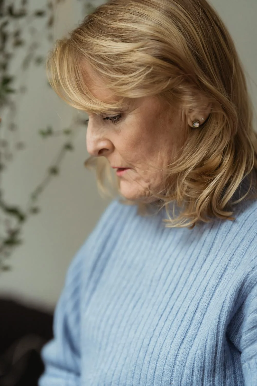 Une femme triste qui regarde vers le bas | Source : Pexels