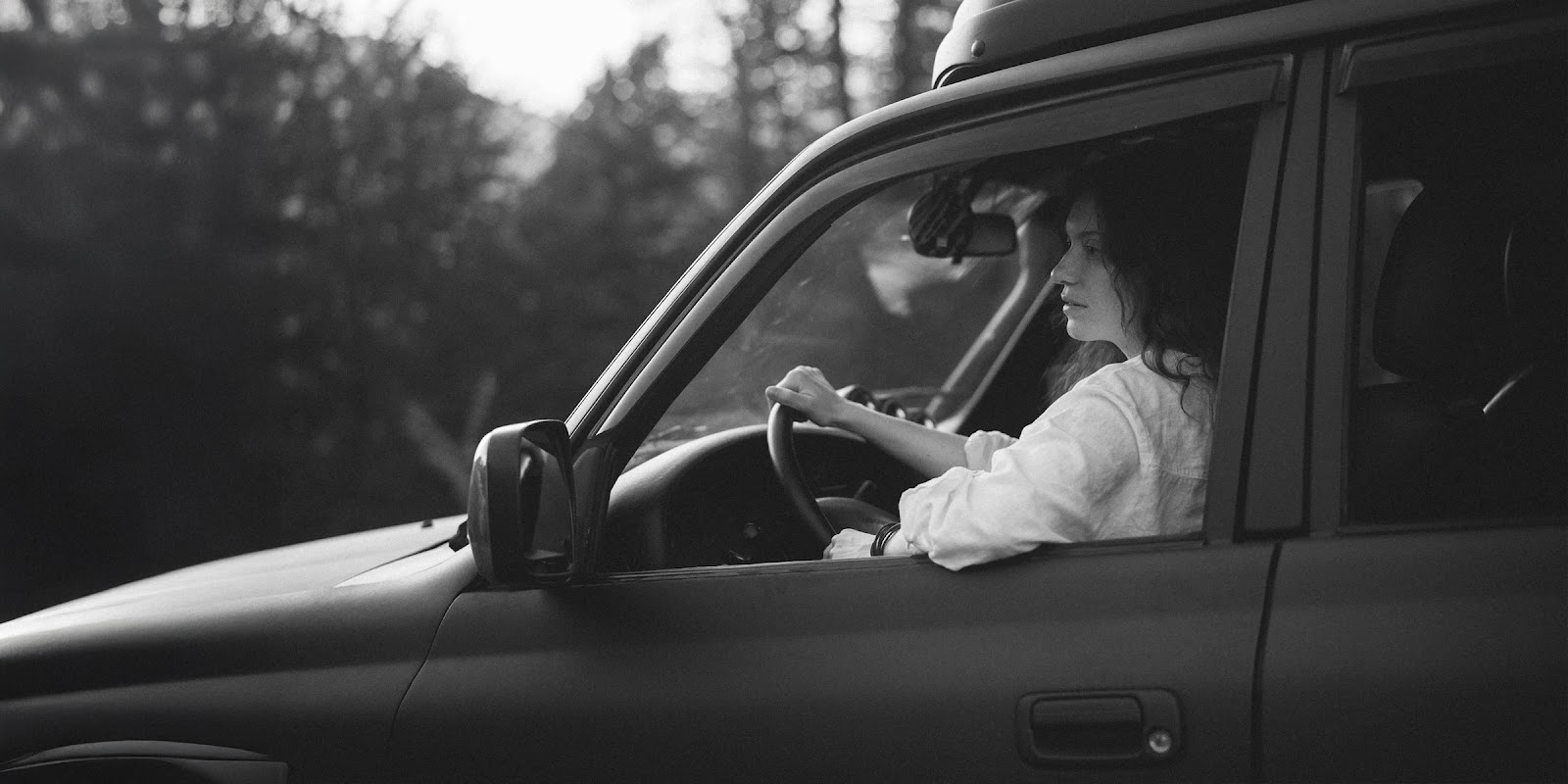 Une femme dans une voiture | Source : Midjourney