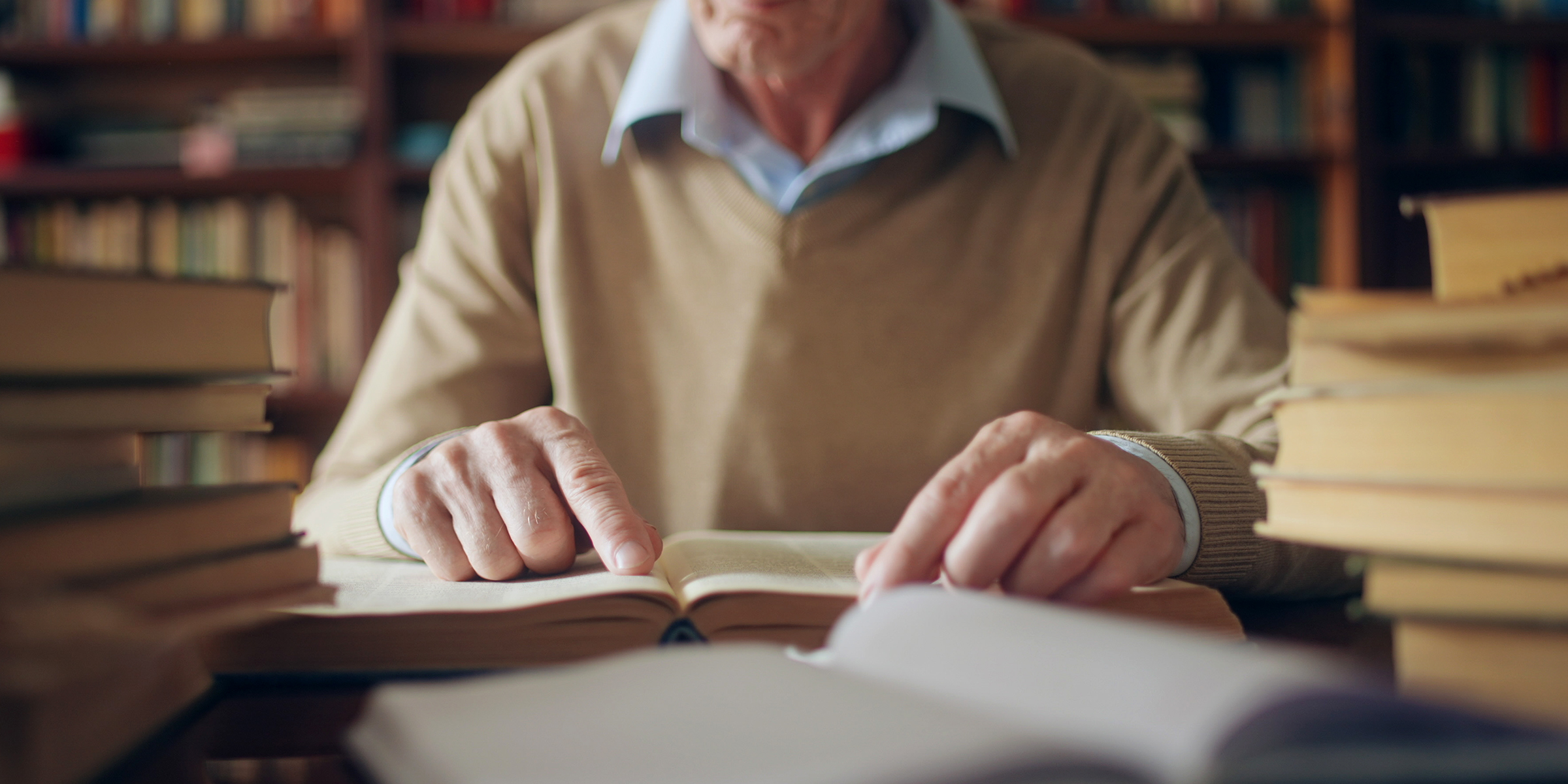 Homme lisant un livre | Source : Getty Images