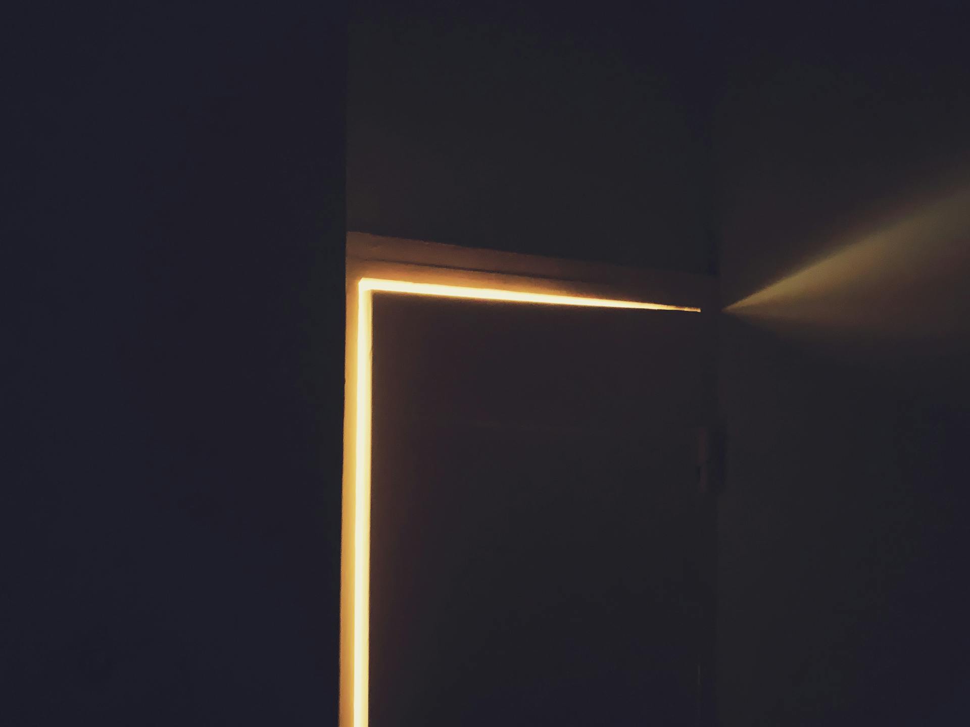 Une porte légèrement entrouverte | Source : Pexels