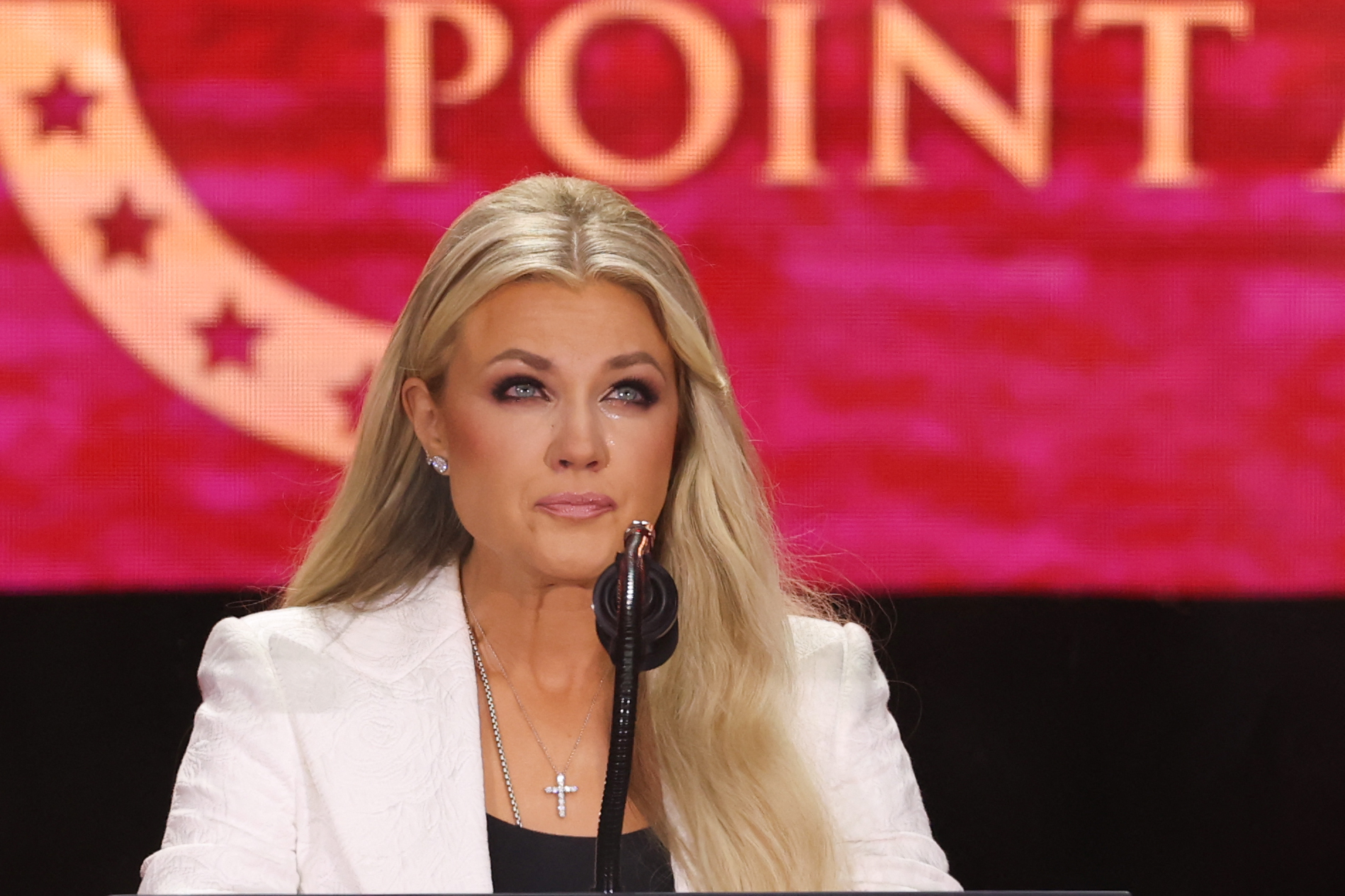 Erika Kirk prend la parole lors du service commémoratif de son mari, l'activiste politique Charlie Kirk, au State Farm Stadium, le 21 septembre 2025, à Glendale, en Arizona. | Source : Getty Images