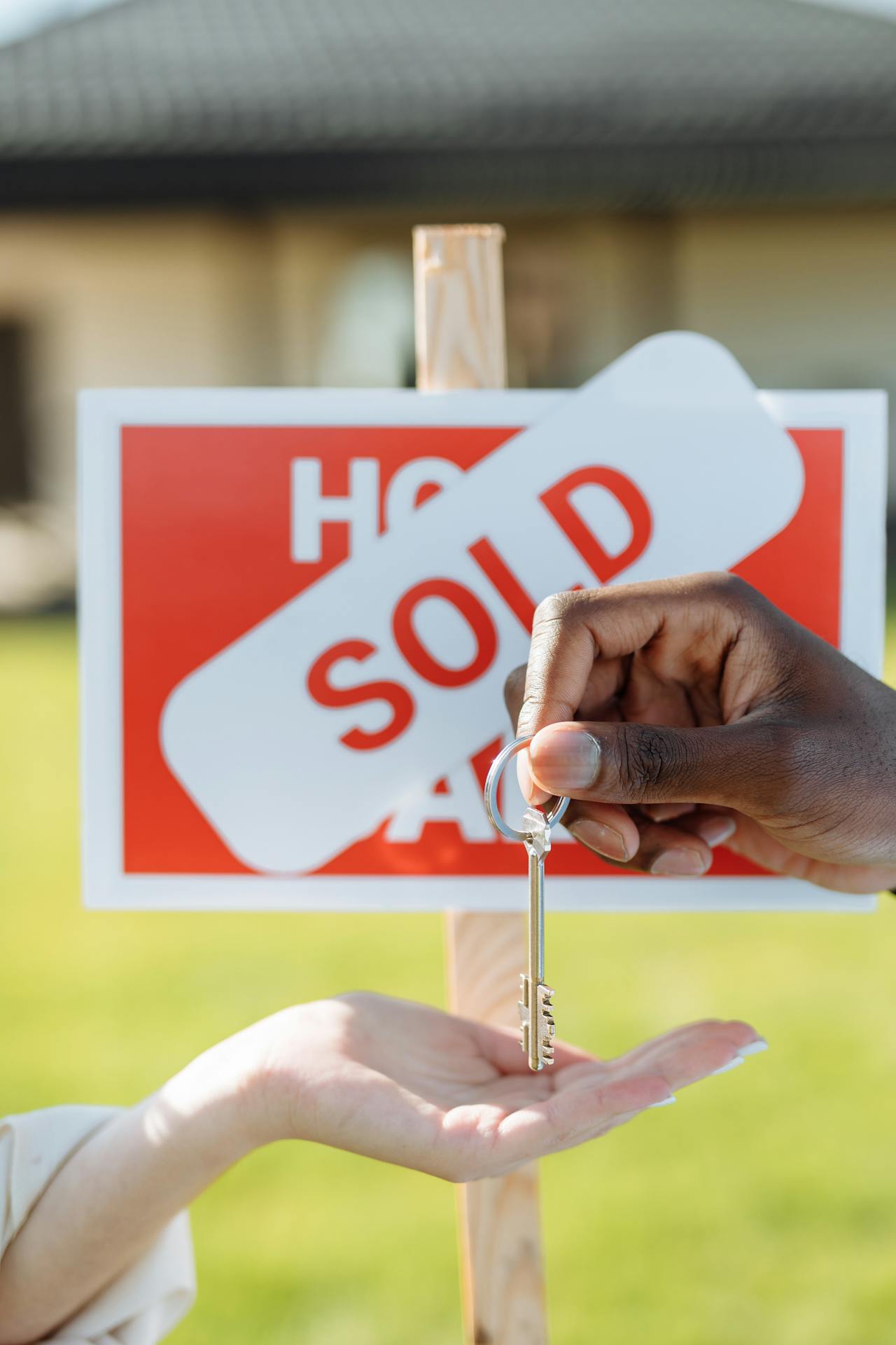 Une femme recevant la clé de sa nouvelle maison | Source : Pexels