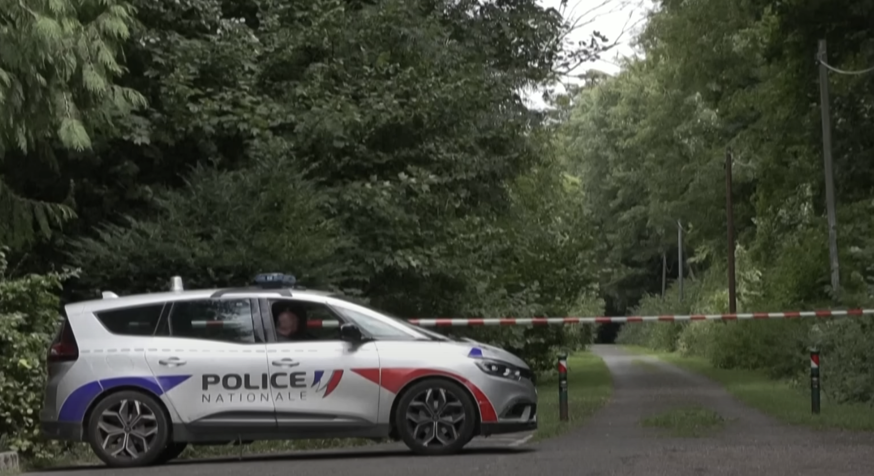 Une voiture de police stationnée devant une zone bouclée à Pont-de-Metz | Source : youtube.com/@LeParisien