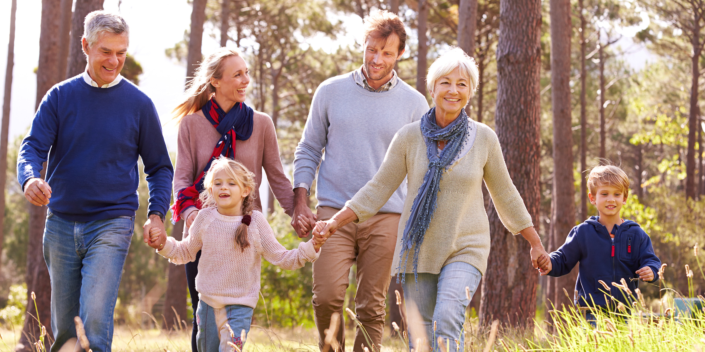 Une famille se promenant à l'extérieur | Source : Shutterstock