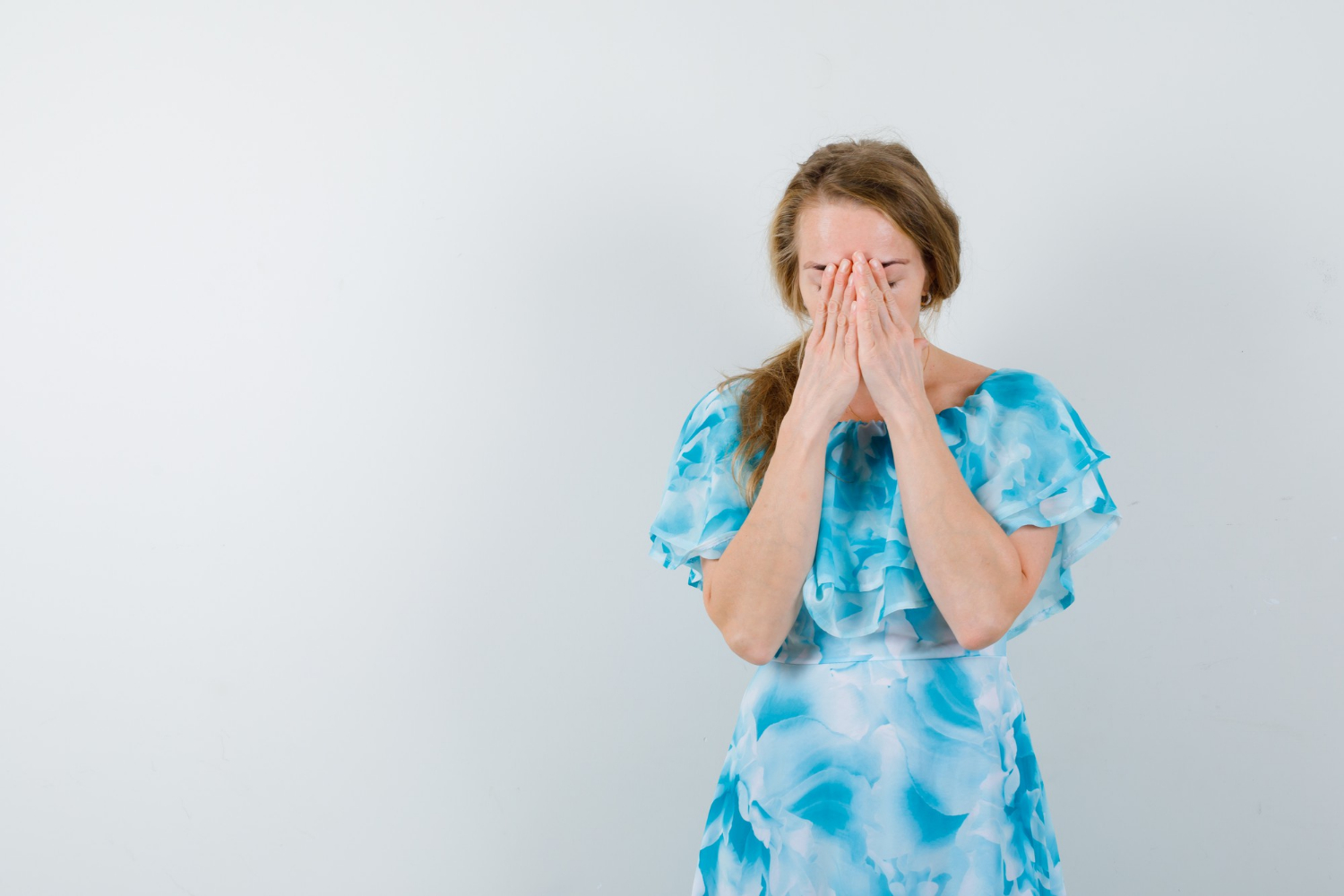 Une femme triste | Source : Freepik