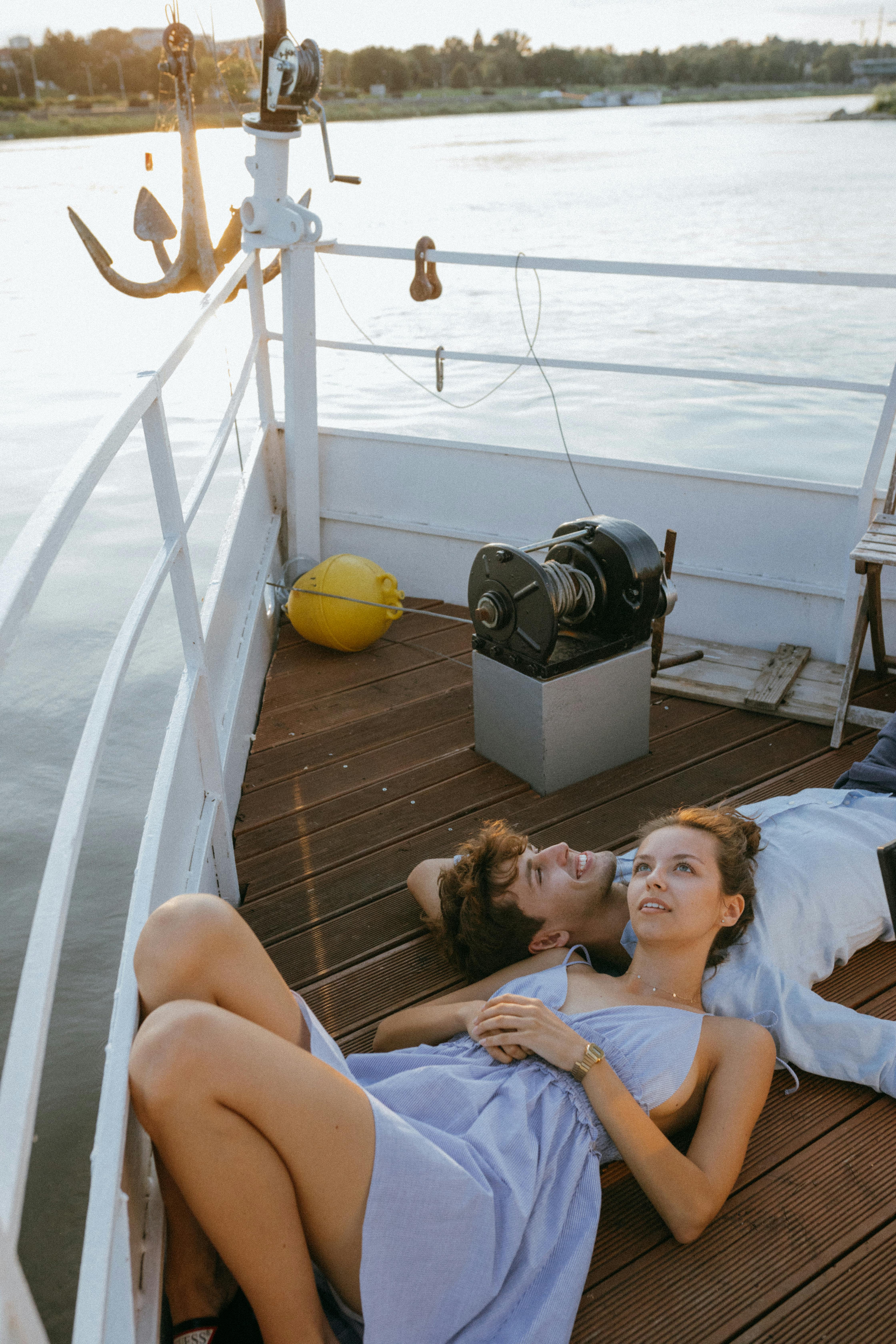 Un couple lors d'une croisière en bateau | Source : Pexels