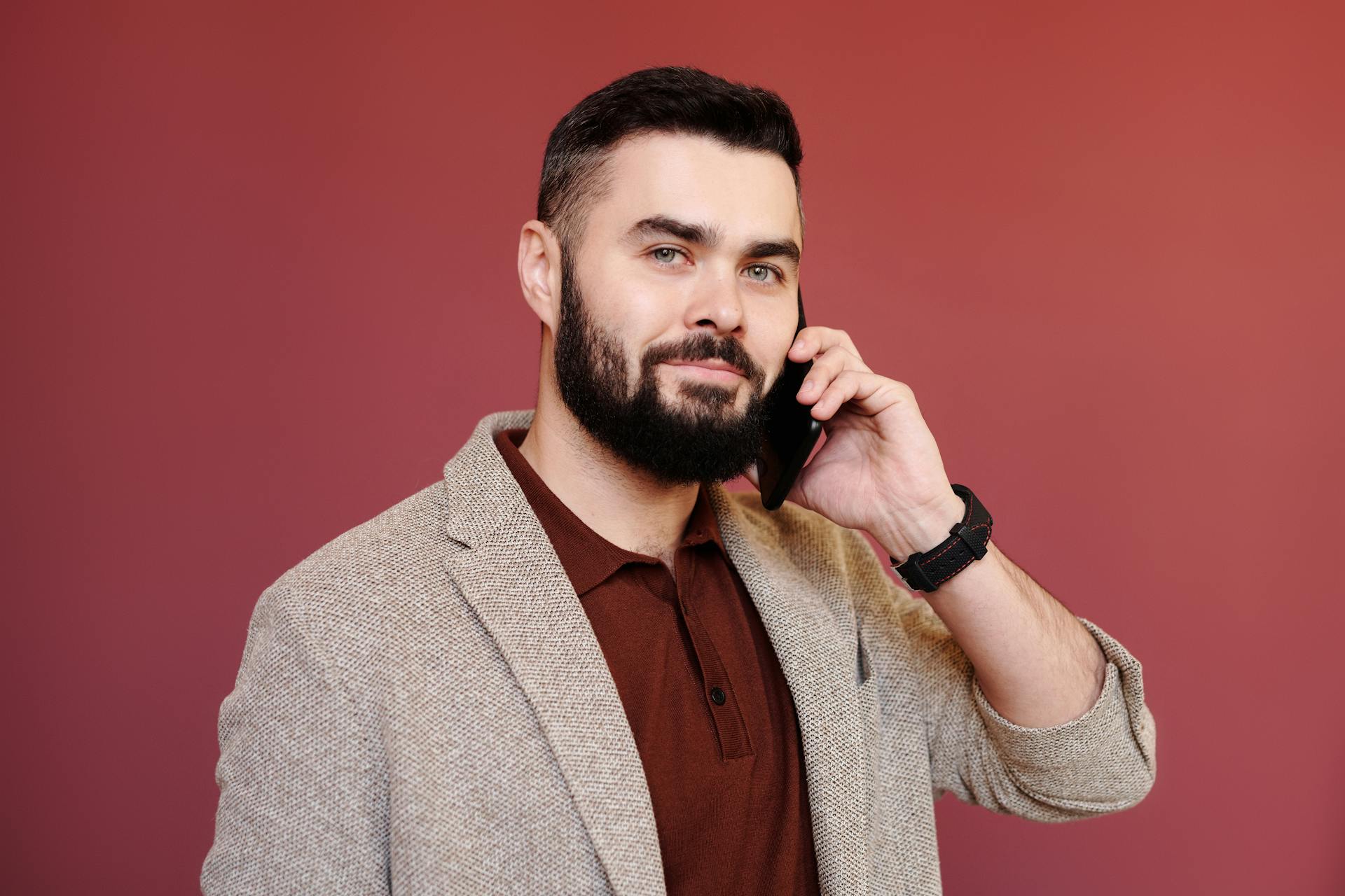 Un homme qui passe un appel téléphonique | Source : Pexels