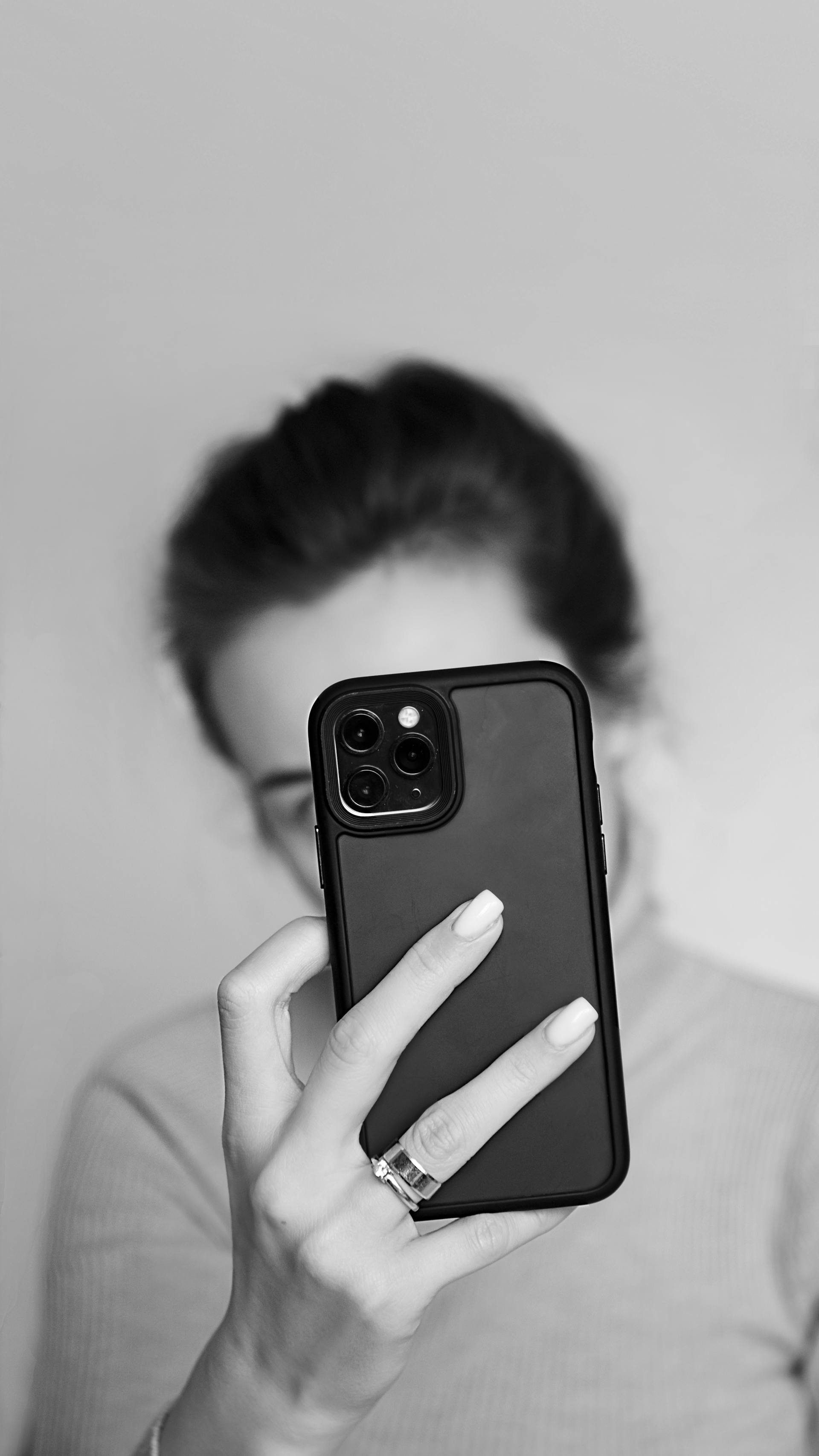 Une femme tenant son téléphone | Source : Pexels
