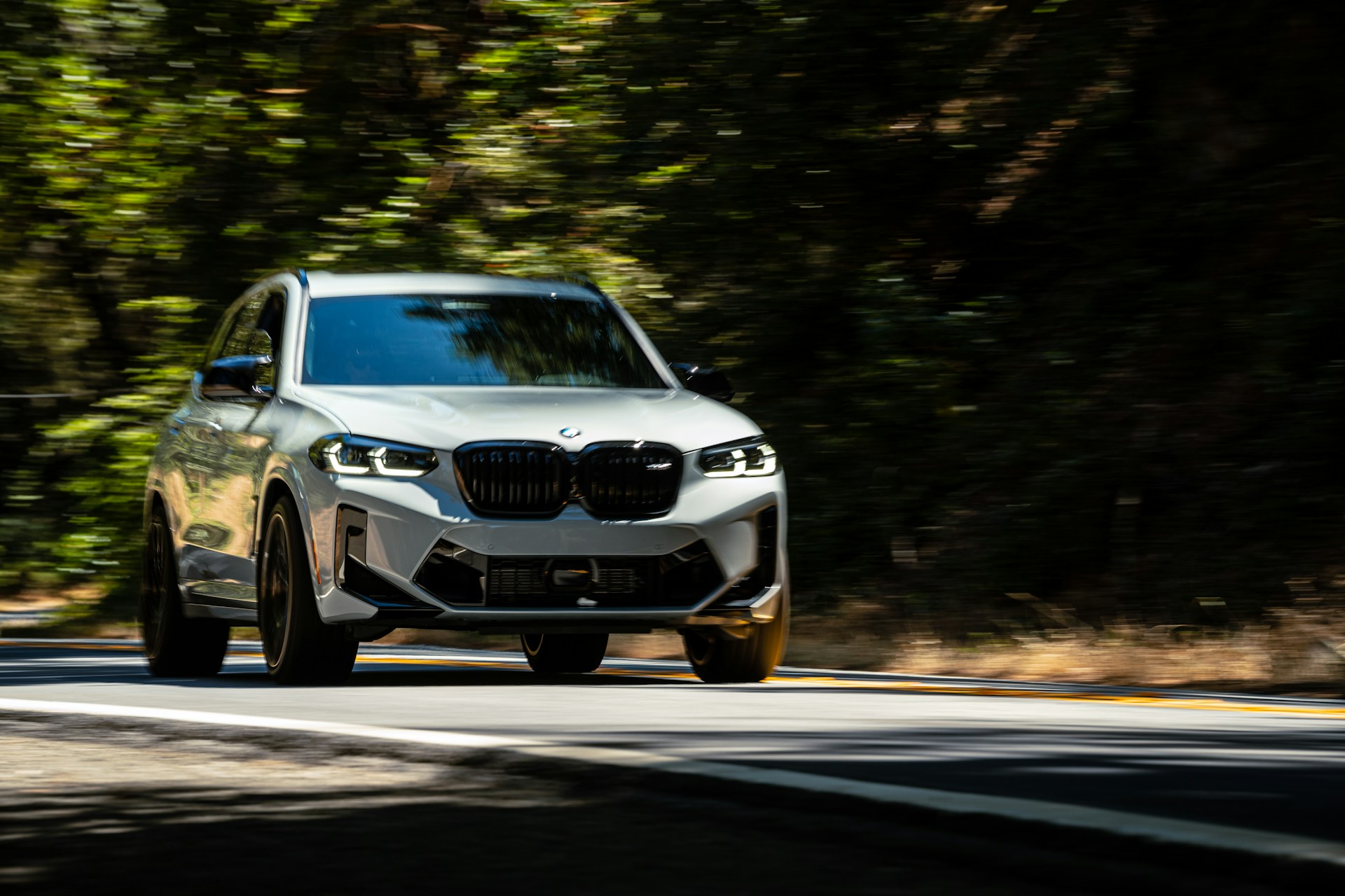 Une voiture roulant à toute allure sur une route | Source : Unsplash