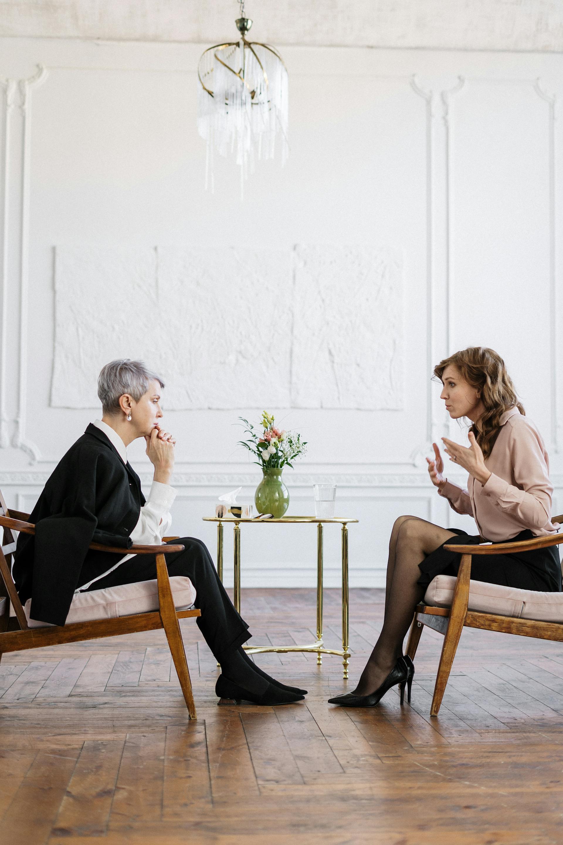 Une femme plus âgée qui parle à une plus jeune | Source : Pexels