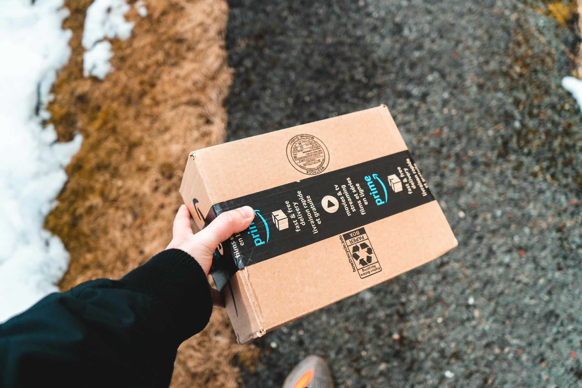 Une personne tenant une boîte | Source : Pexels