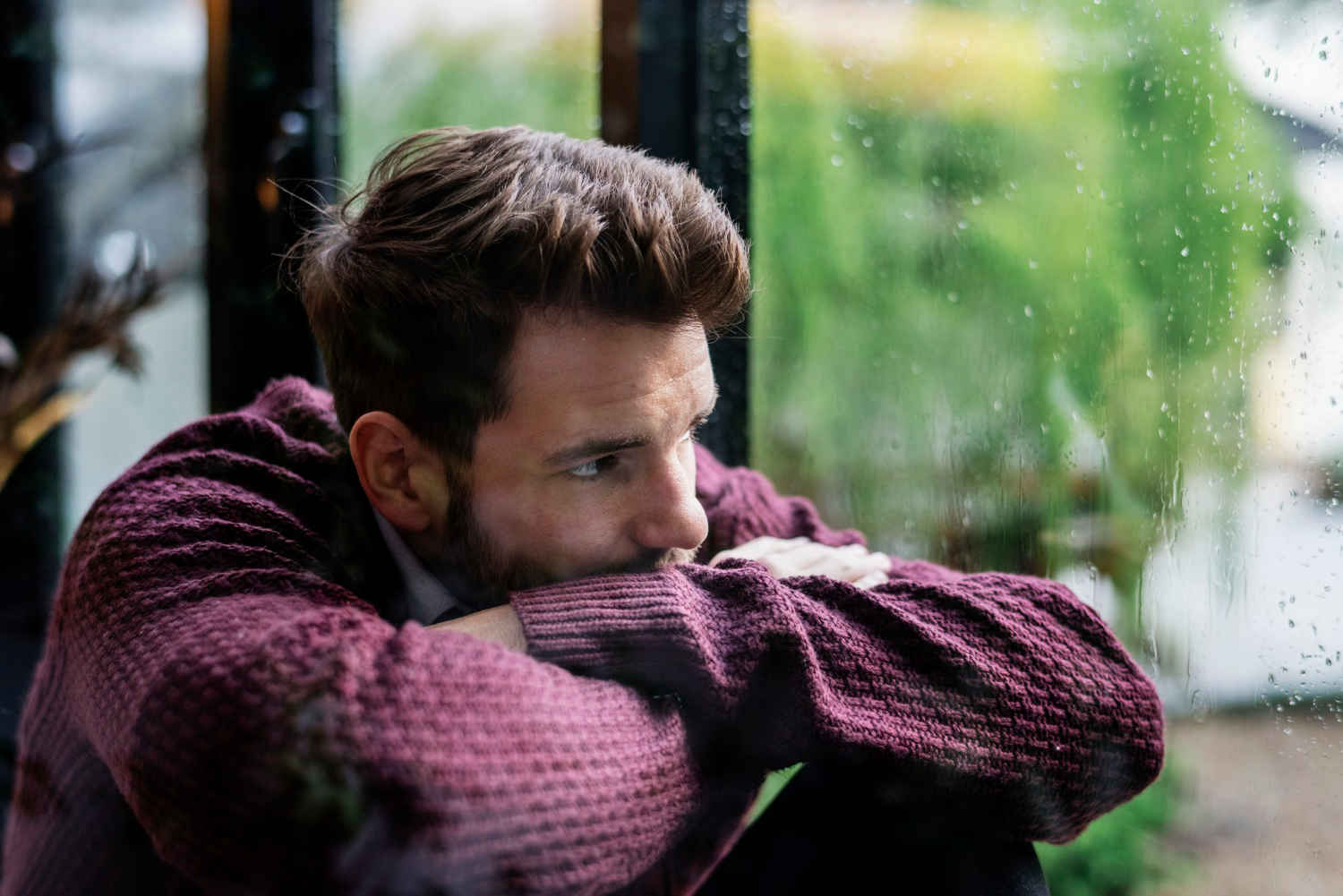Un homme triste | Source : Freepik