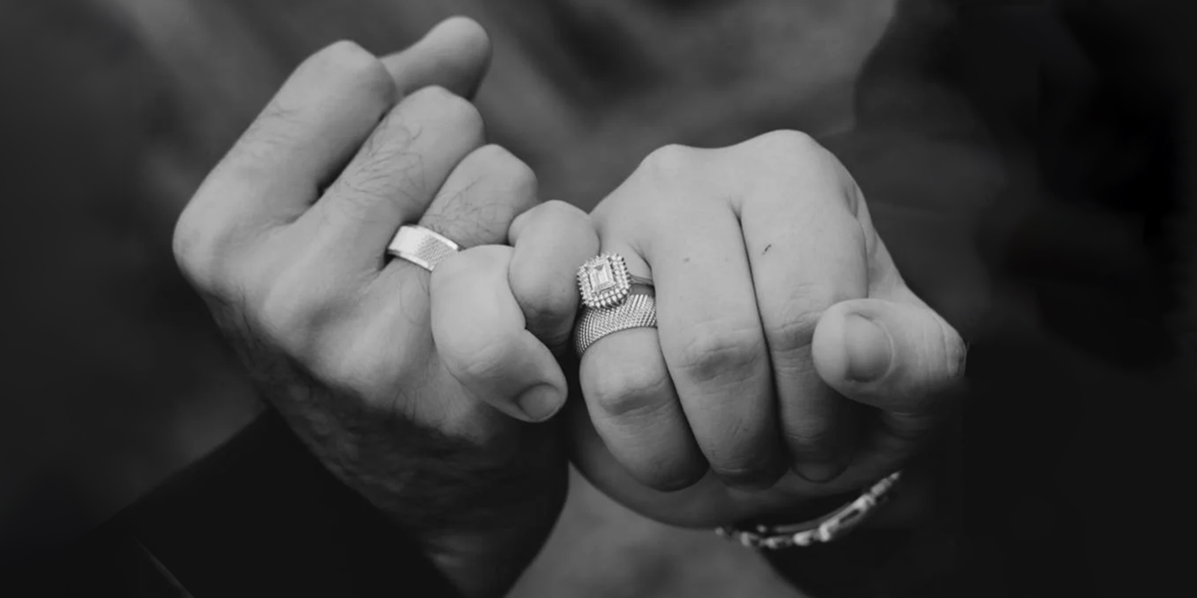 Deux mains avec des bagues | Source : Pexels