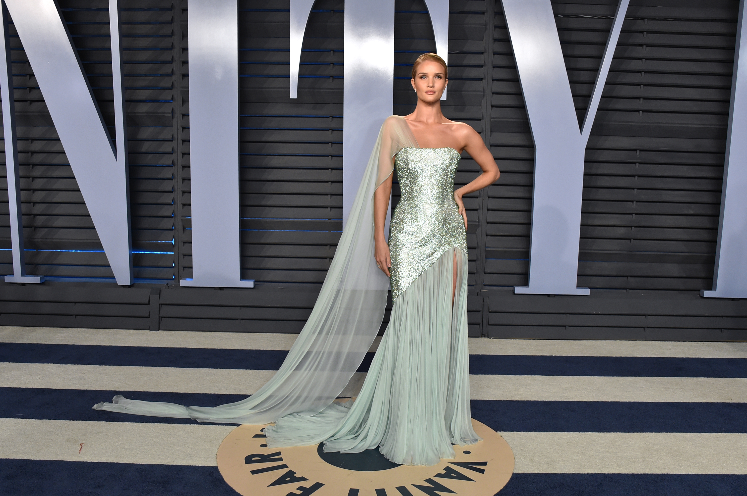 Rosie Huntington-Whiteley flotte sur le tapis de la soirée des Oscars de Vanity Fair en menthe éthérée, avec une épaule étincelante, une mousseline de soie en cascade et une énergie de déesse à l'état pur. | Source : Getty Images