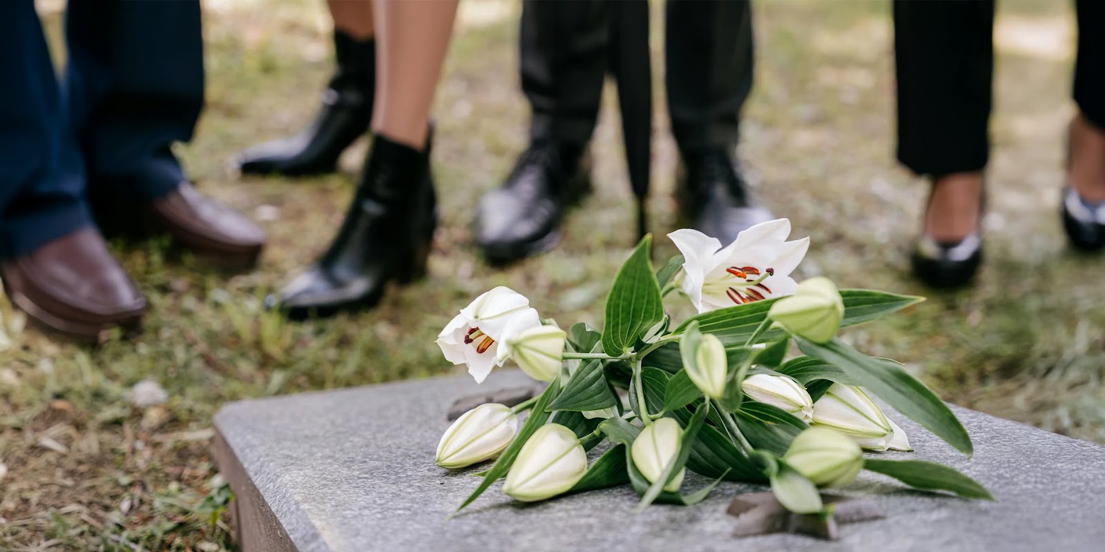 Fleurs sur la tombe | Source : Pexels