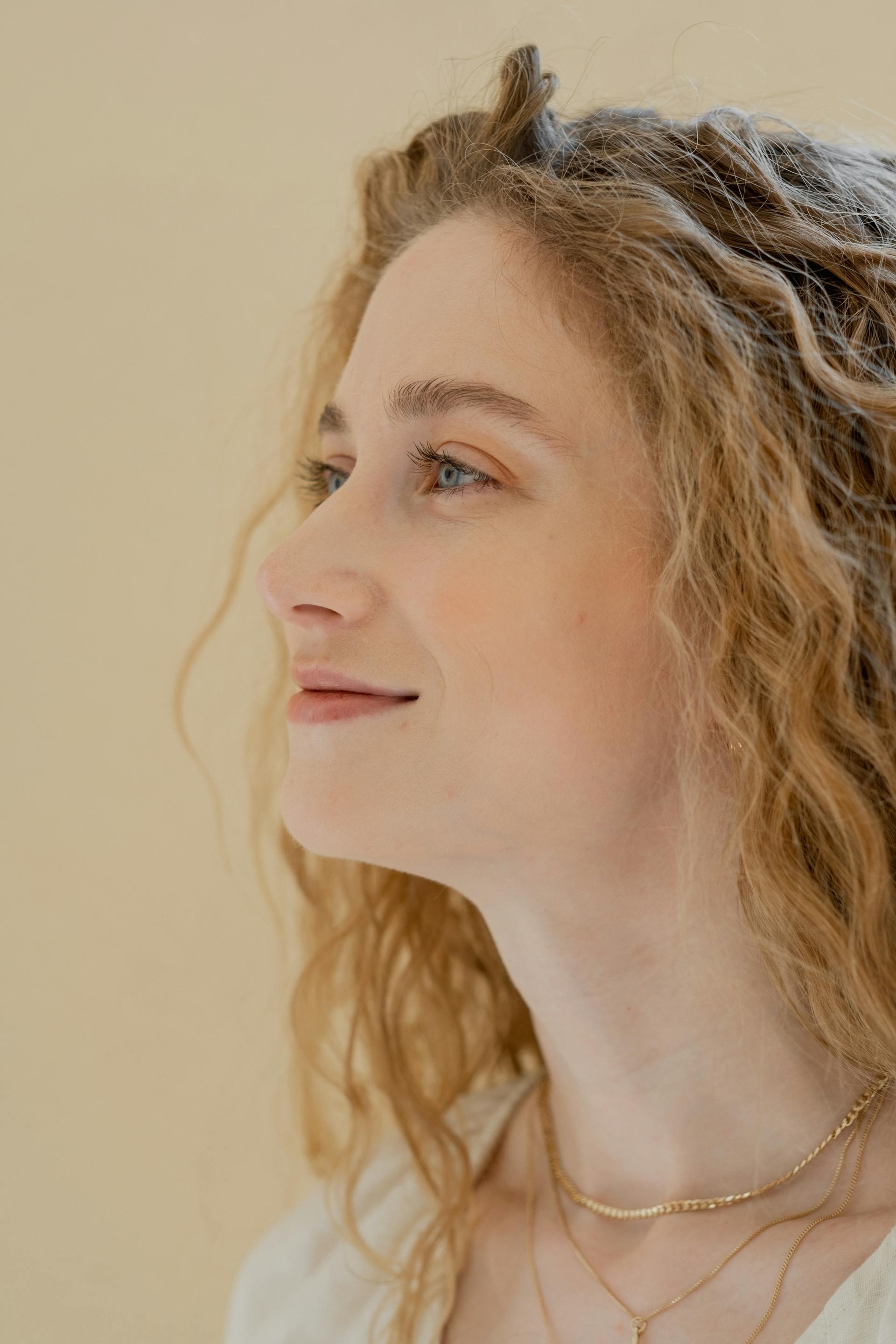 Une femme qui sourit à quelqu'un | Source : Pexels