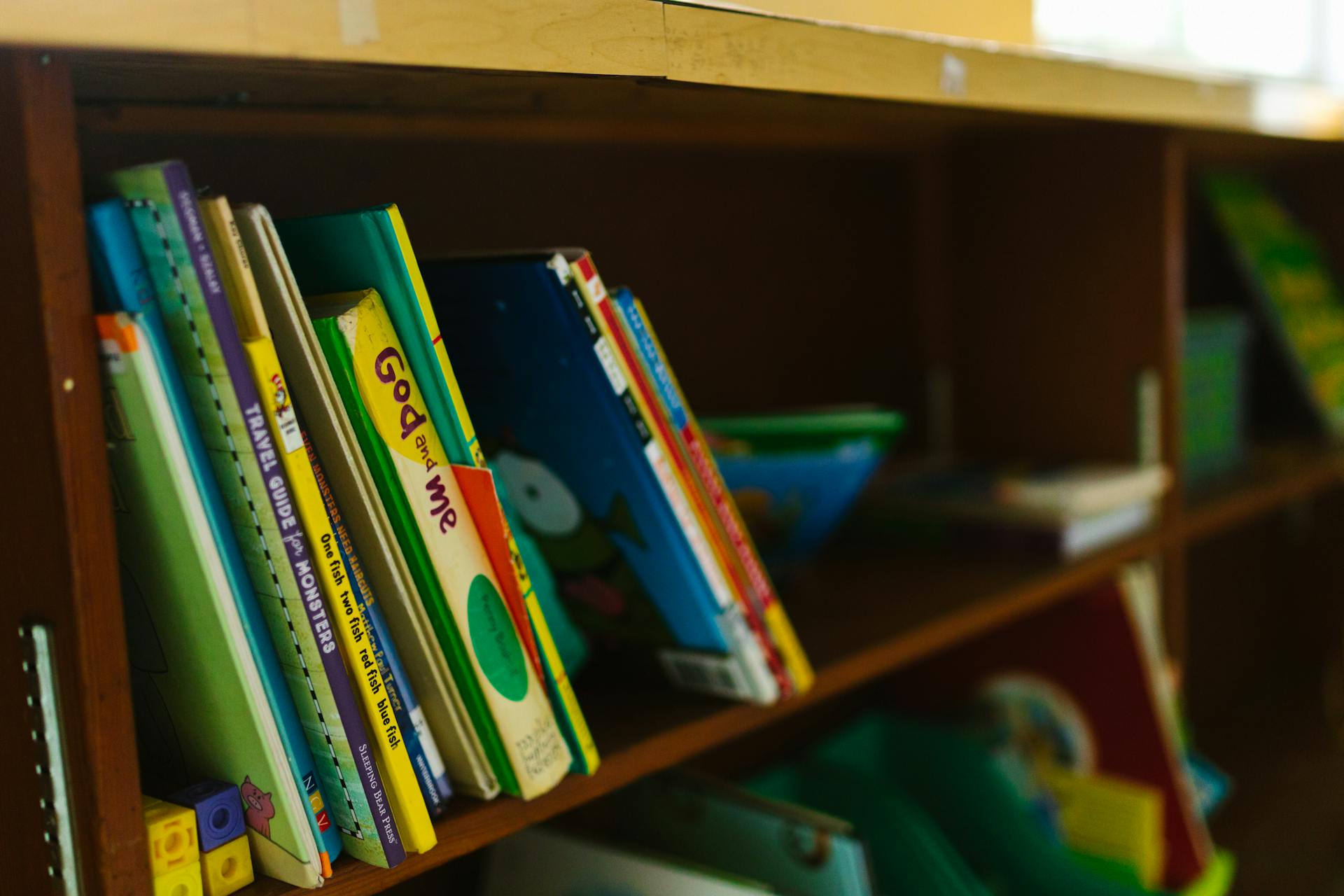 Livres pour enfants sur une étagère | Source : Pexels
