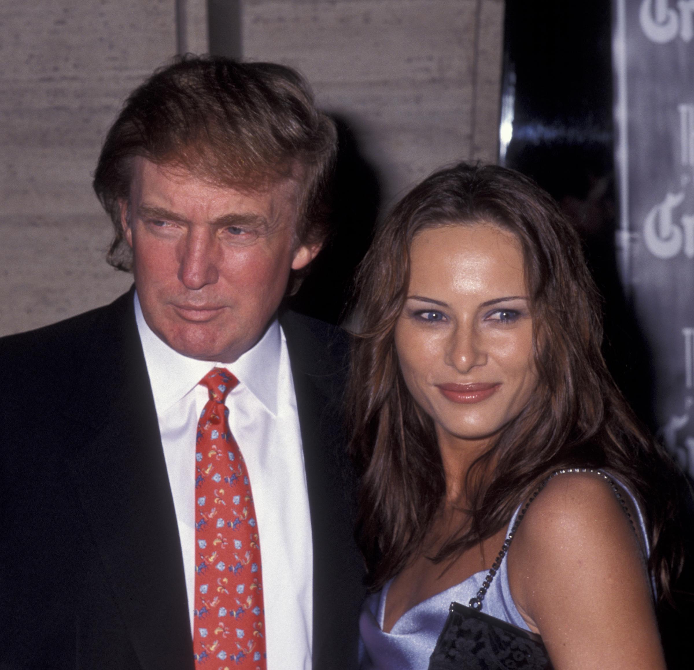 Donald Trump et Melania assistent à la première de « Celebrity » à l'Avery Fisher Hall du Lincoln Center à New York, le 25 septembre 1998 | Source : Getty Images