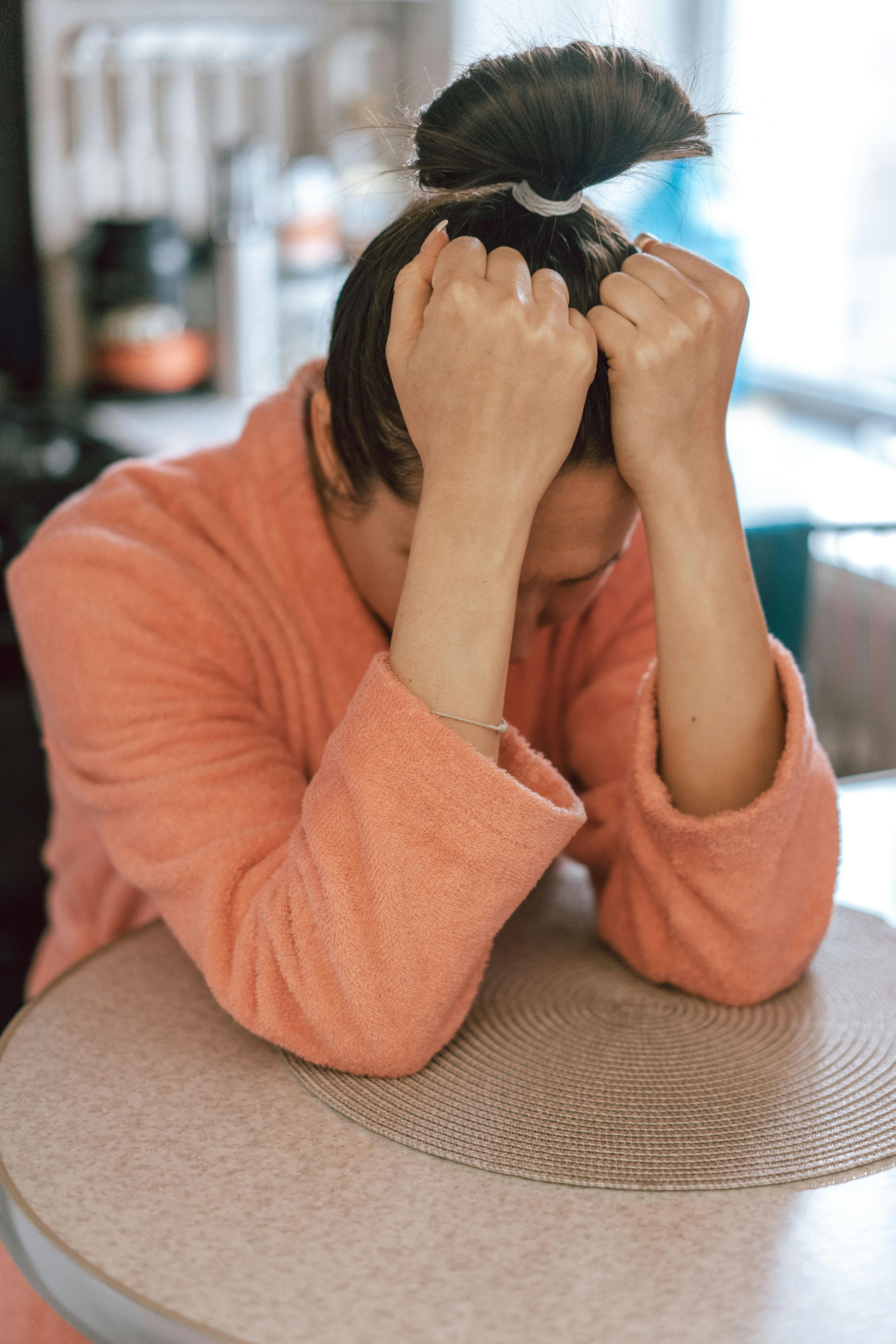 Une femme triste en robe de chambre | Source : Pexels