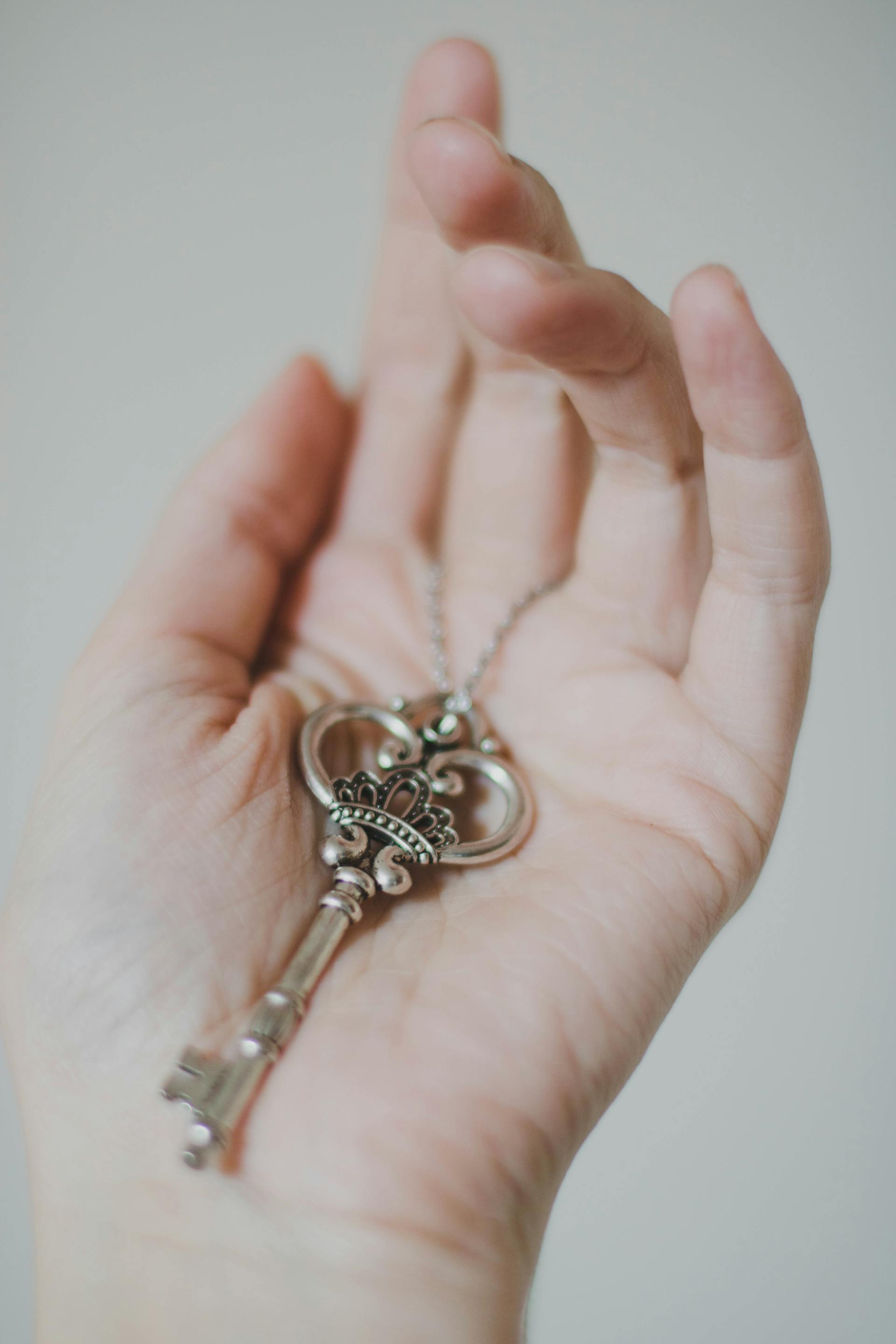 Une personne tenant une clé | Source : Pexels