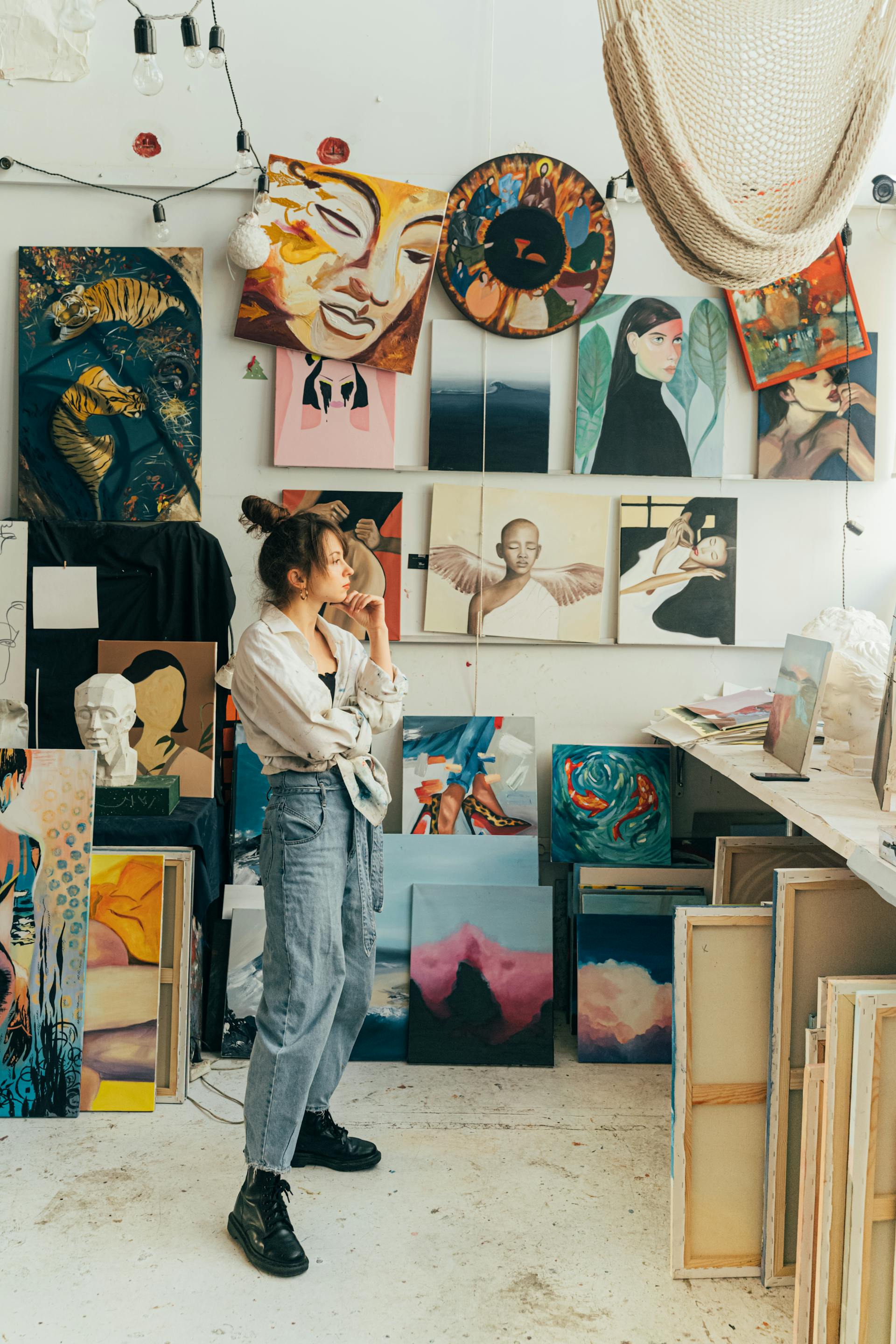 Une femme debout dans une galerie d'art | Source : Pexels