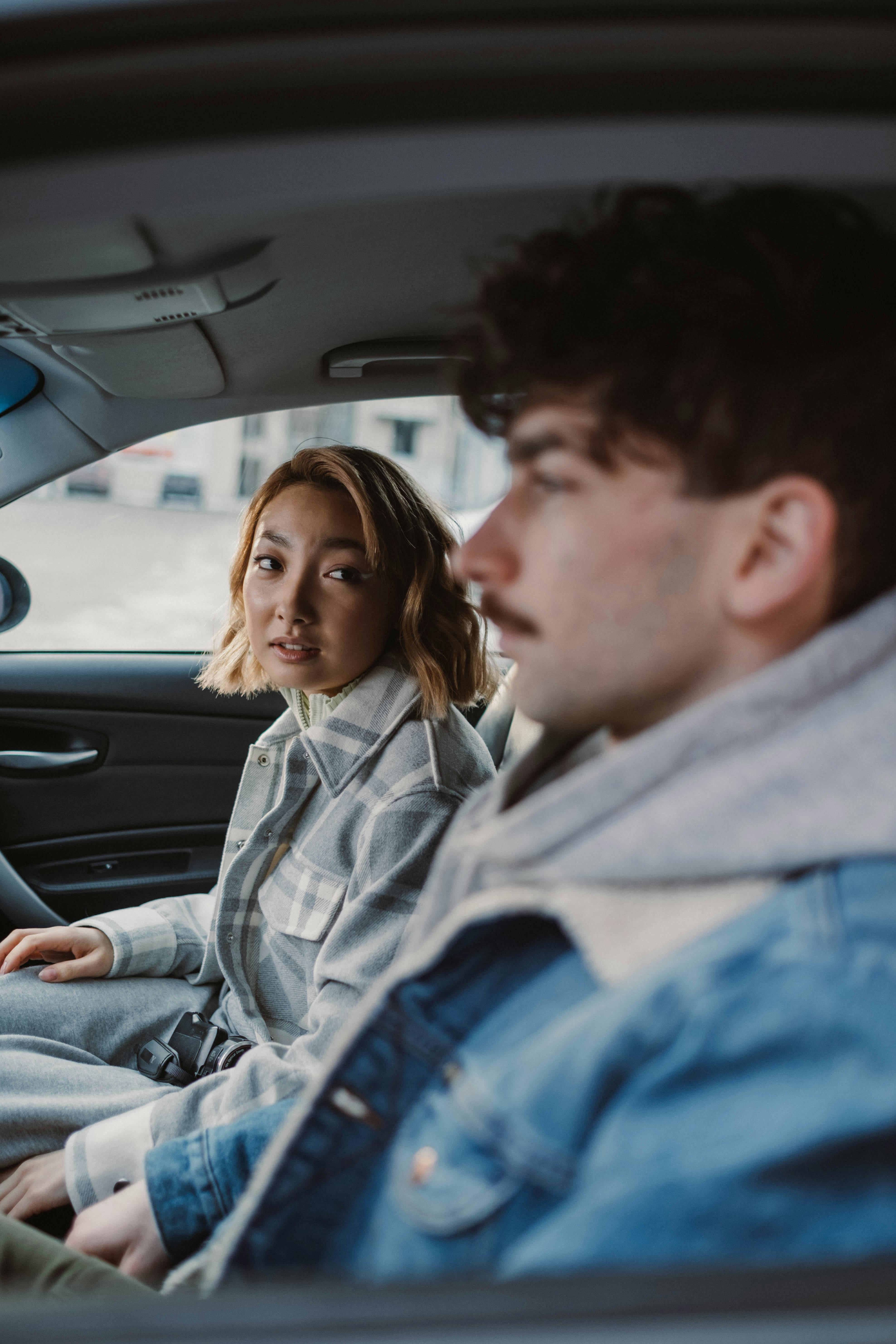Un couple qui se dispute dans une voiture | Source : Pexels
