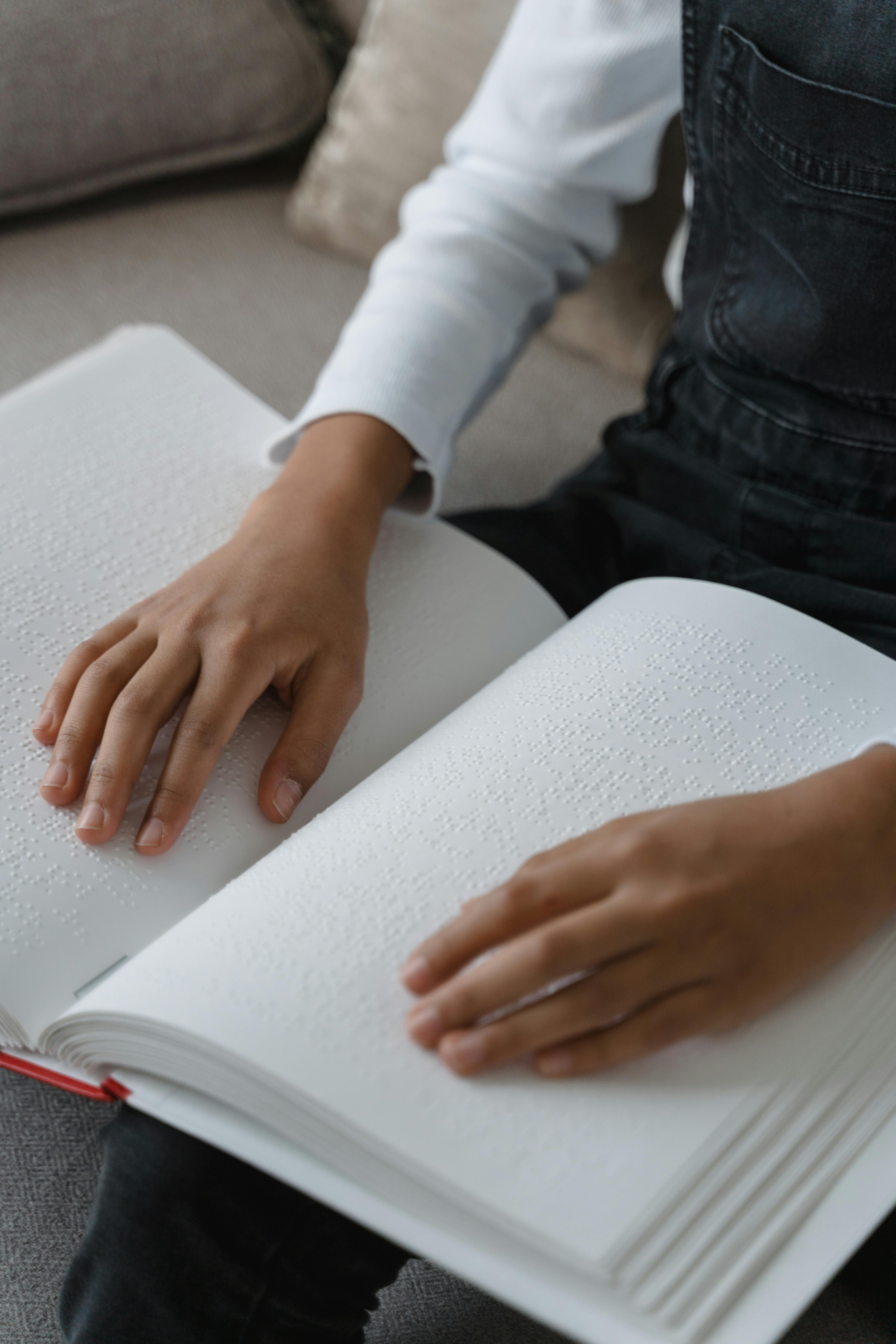 Un enfant lisant le braille | Source : Pexels