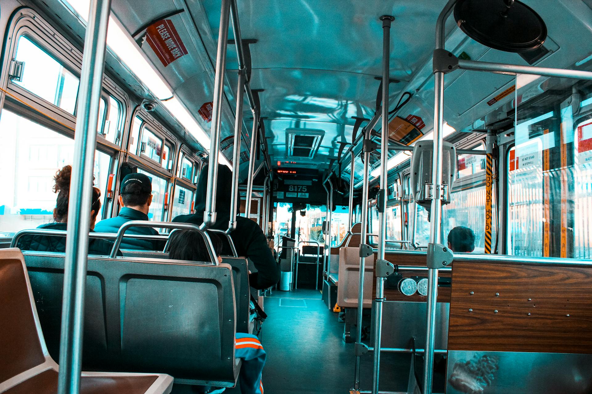 L'intérieur d'un bus | Source : Pexels