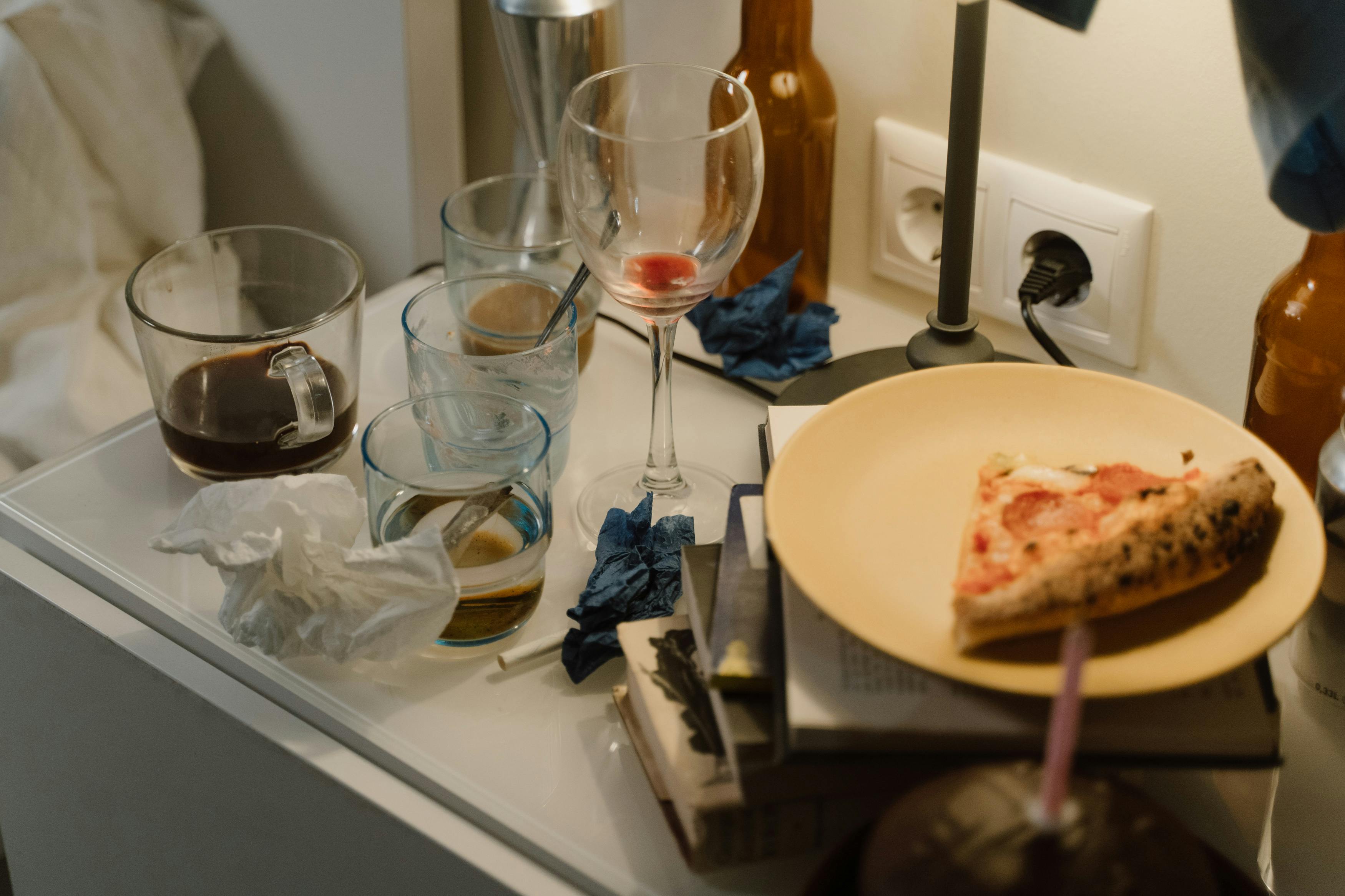 Vaisselle sale sur le comptoir | Source : Pexels