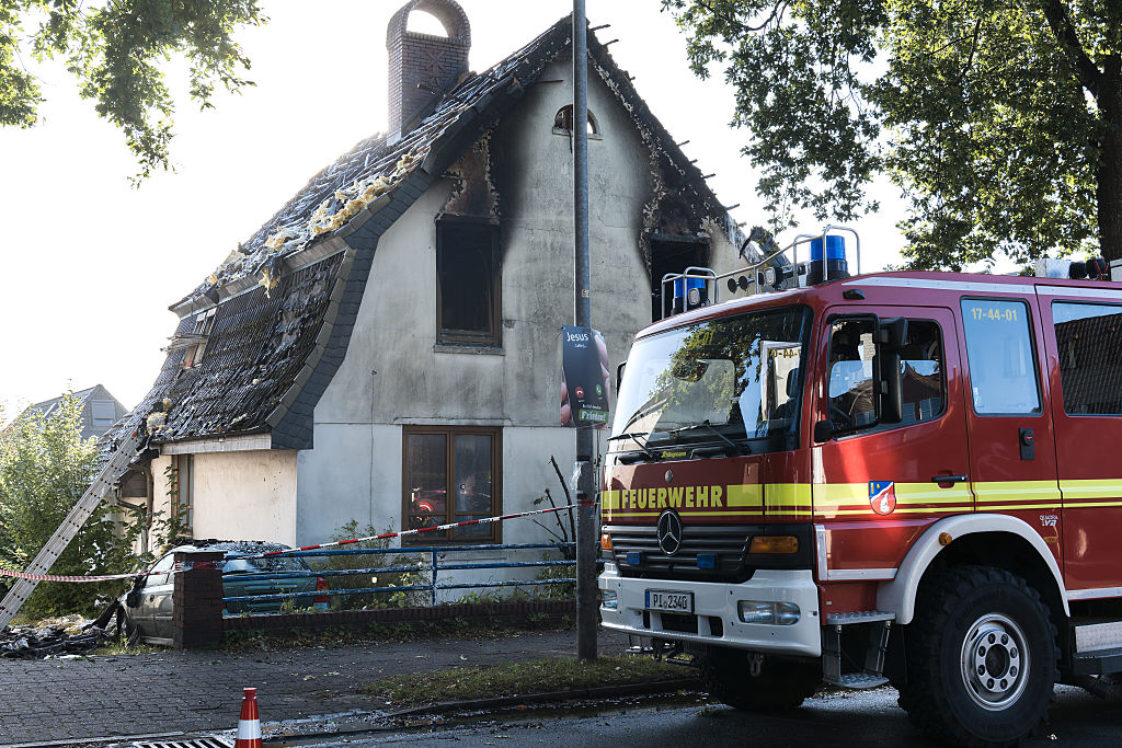 Pinneberg : Un camion de pompiers se trouve devant une maison brûlée après l'incendie. | Source : Getty Images