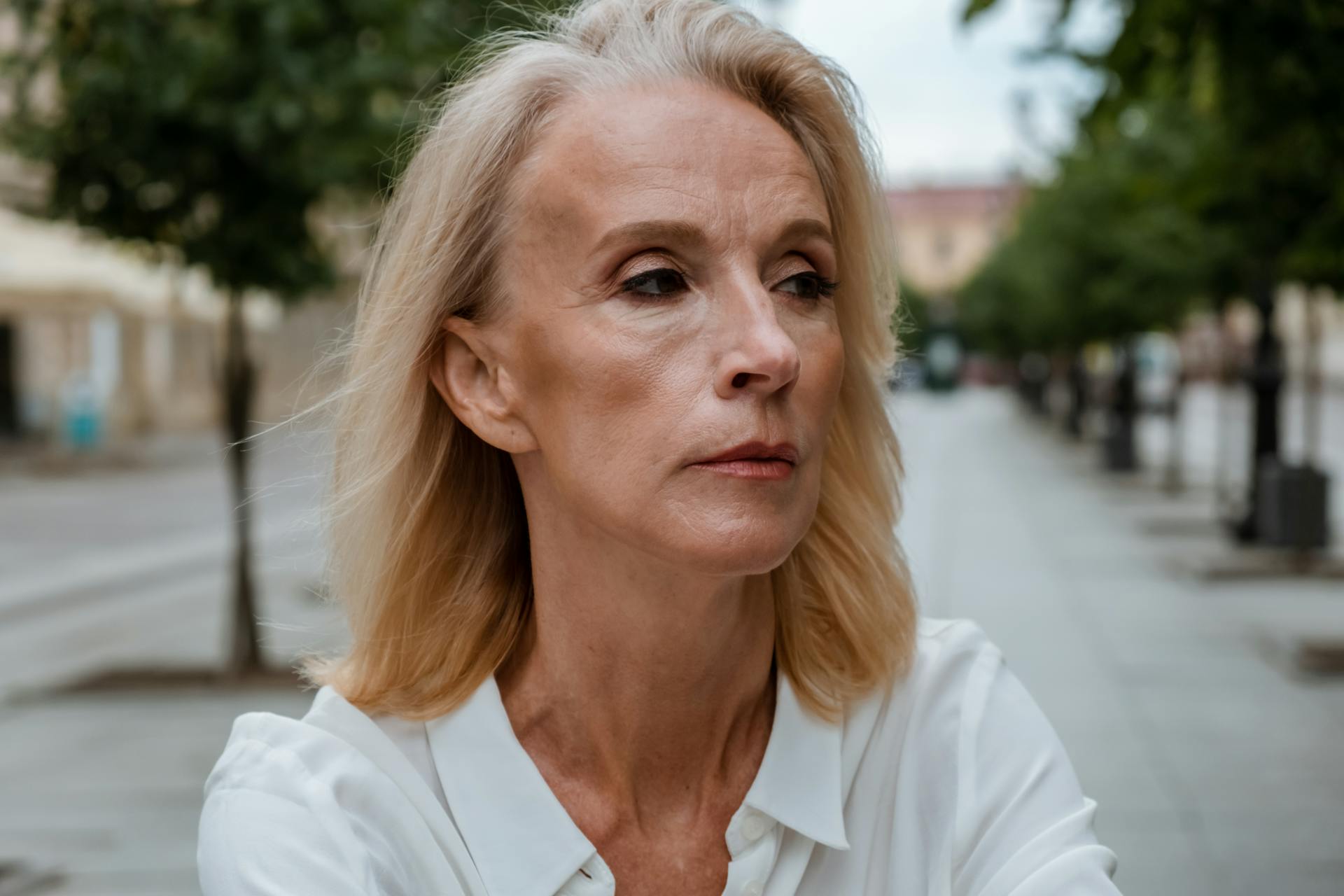 Une femme qui jette un coup d'œil de côté | Source : Pexels