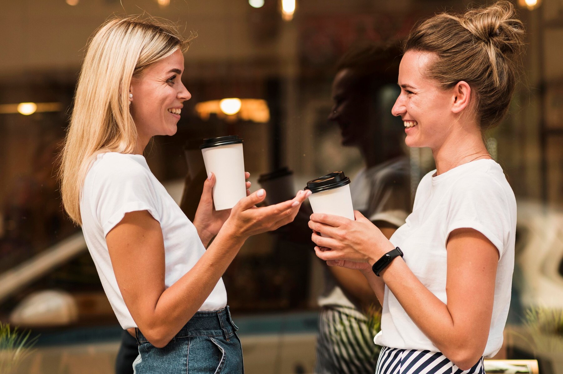 Deux femmes qui rient | Source : FreePik