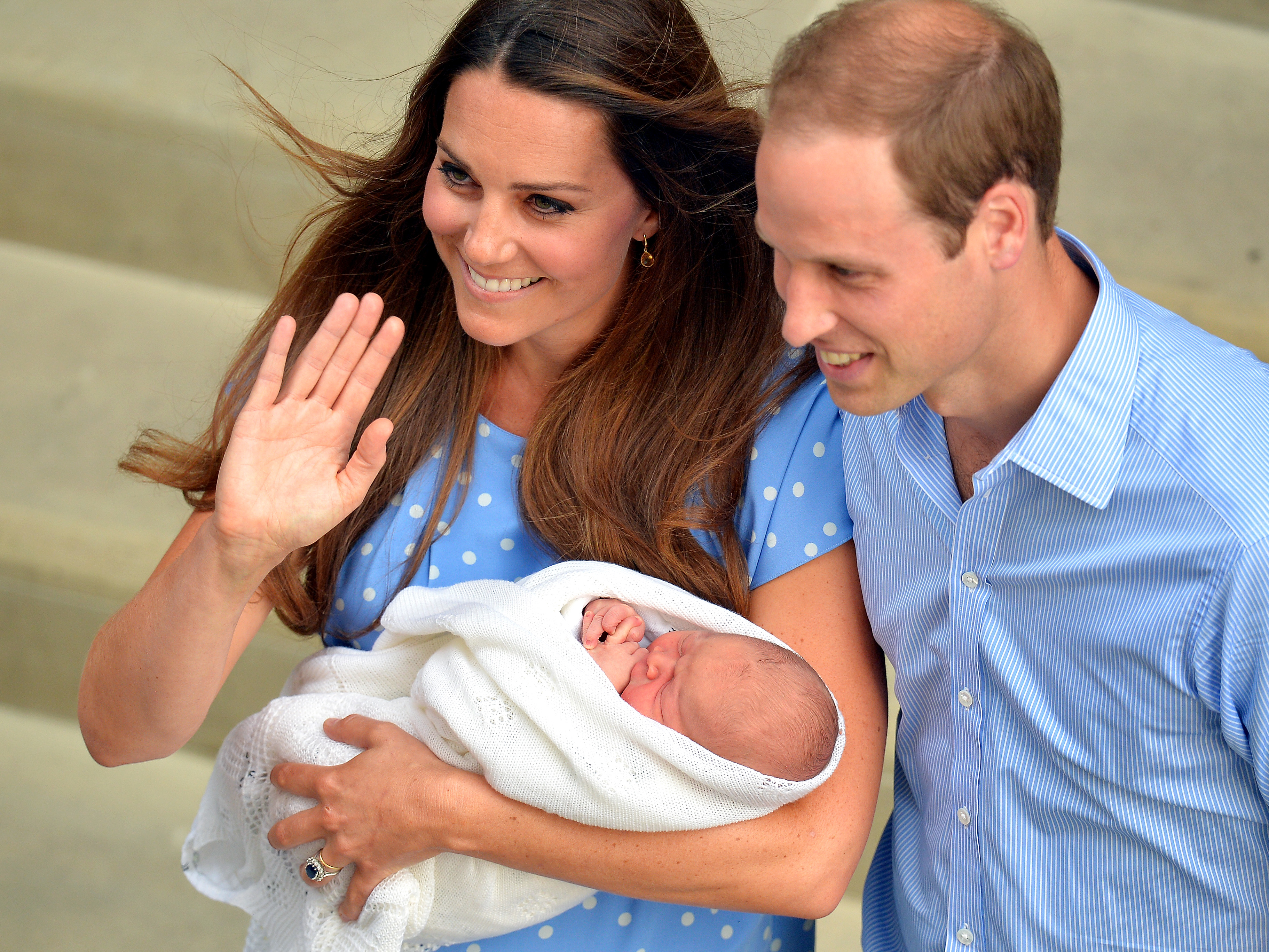 L'histoire de George sous les feux des projecteurs a commencé presque tout de suite après sa naissance, quand William et Catherine ont quitté l'aile Lindo de l'hôpital St Mary's avec leur fils nouveau-né, le 23 juillet. Si on la compare à ses photos d'Eton à 13 ans, cette image montre clairement tout le temps qui s'est écoulé depuis.