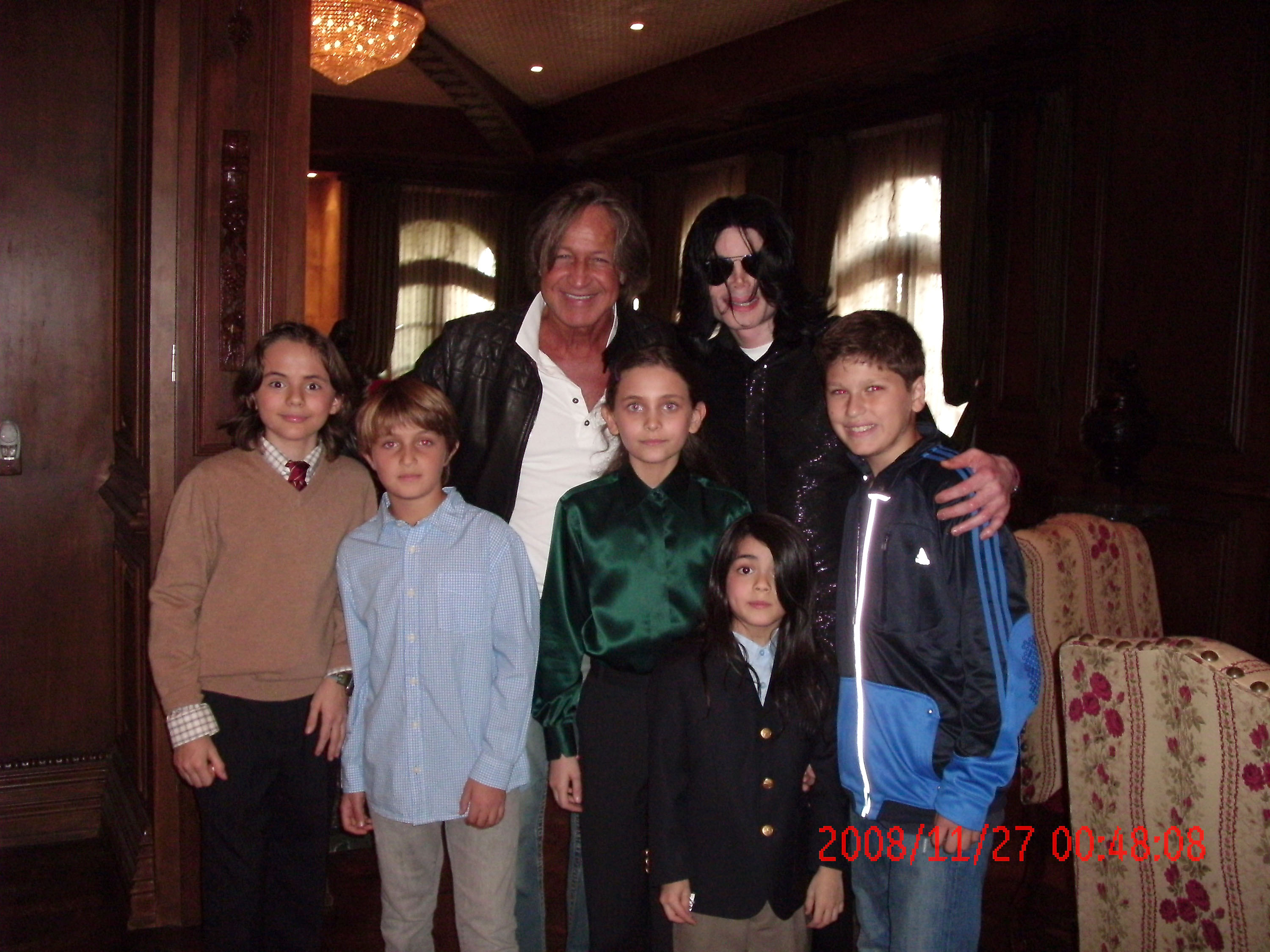 Michael Jackson (troisième à droite) pose avec Mohamed Hadid (troisième à gauche), les enfants de Hadid et les siens — Michael Joseph Jr. (à gauche), Paris (au centre) et Prince Michael II (deuxième à droite) — dans la maison familiale de Holmby Hills à Los Angeles, le 27 novembre 2008. Cette photo rare offre un aperçu de la vie privée de Jackson quelques mois avant son décès.