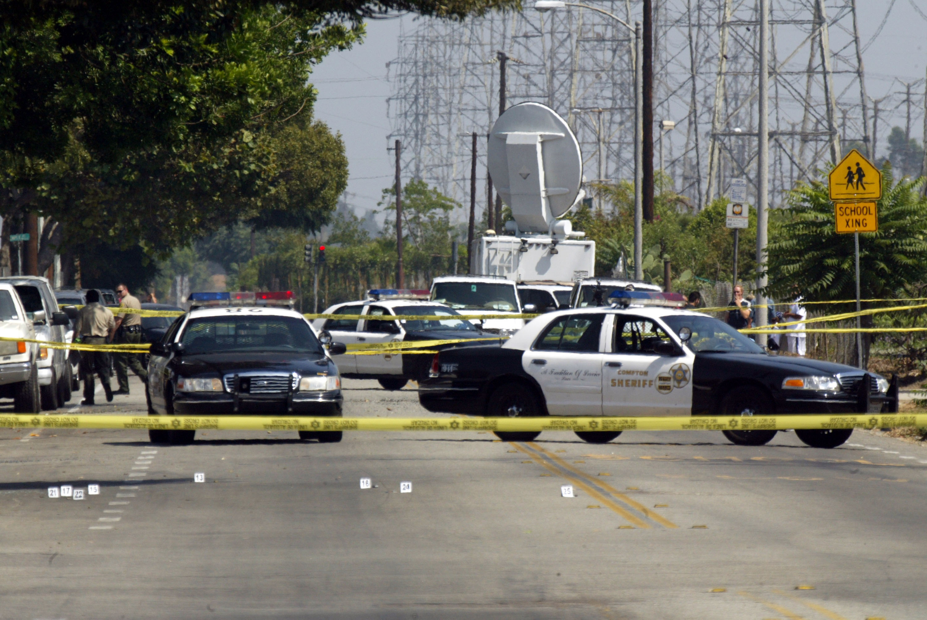 Les agents du shérif de Compton sur les lieux du crime où Yetunde Price, 31 ans, sœur aînée des stars du tennis Venus et Serena Williams, a été mortellement blessée par balle le 14 septembre 2003 à Compton, en Californie. | Source : Getty Images
