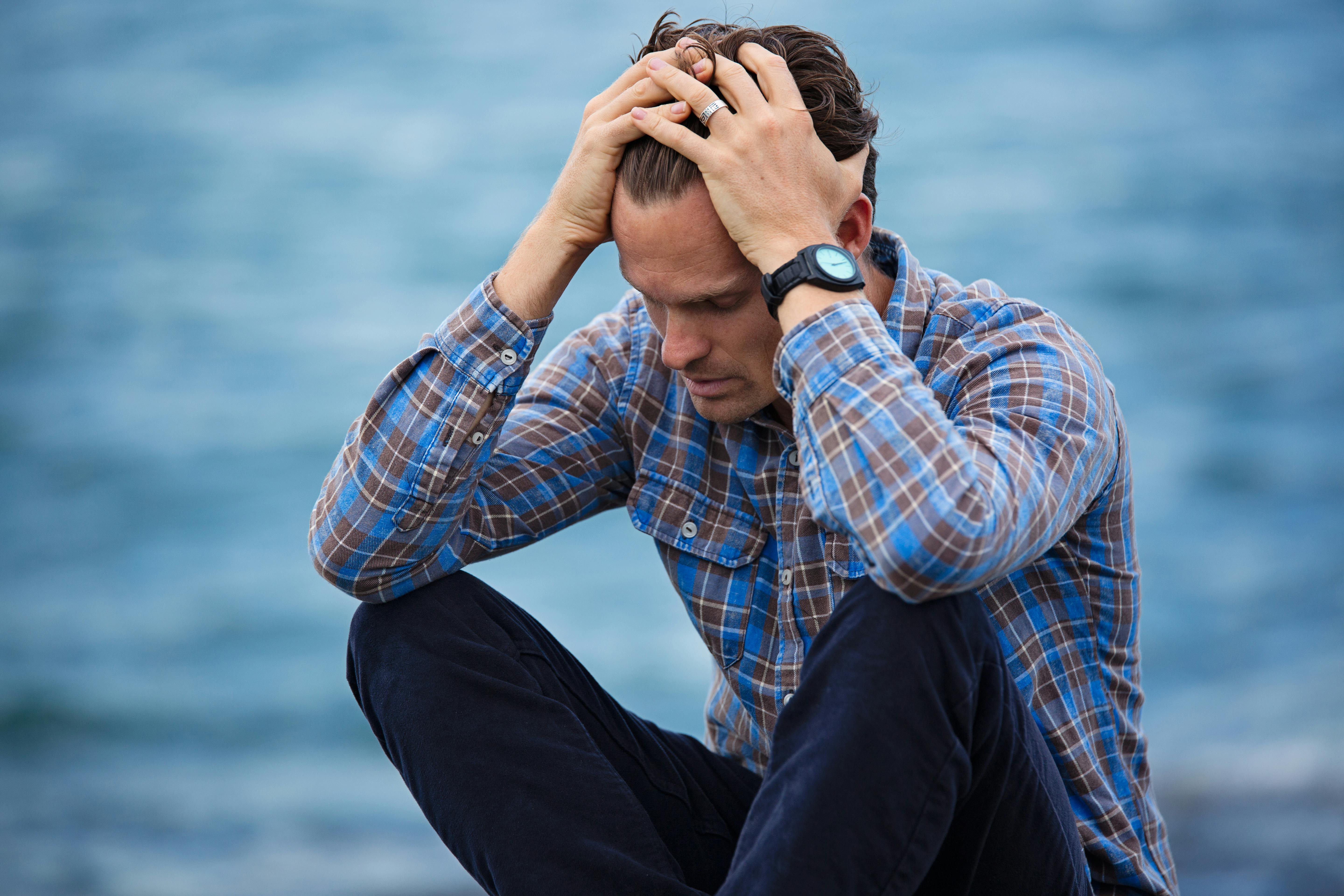 Un homme bouleversé se tenant la tête | Source : Pexels