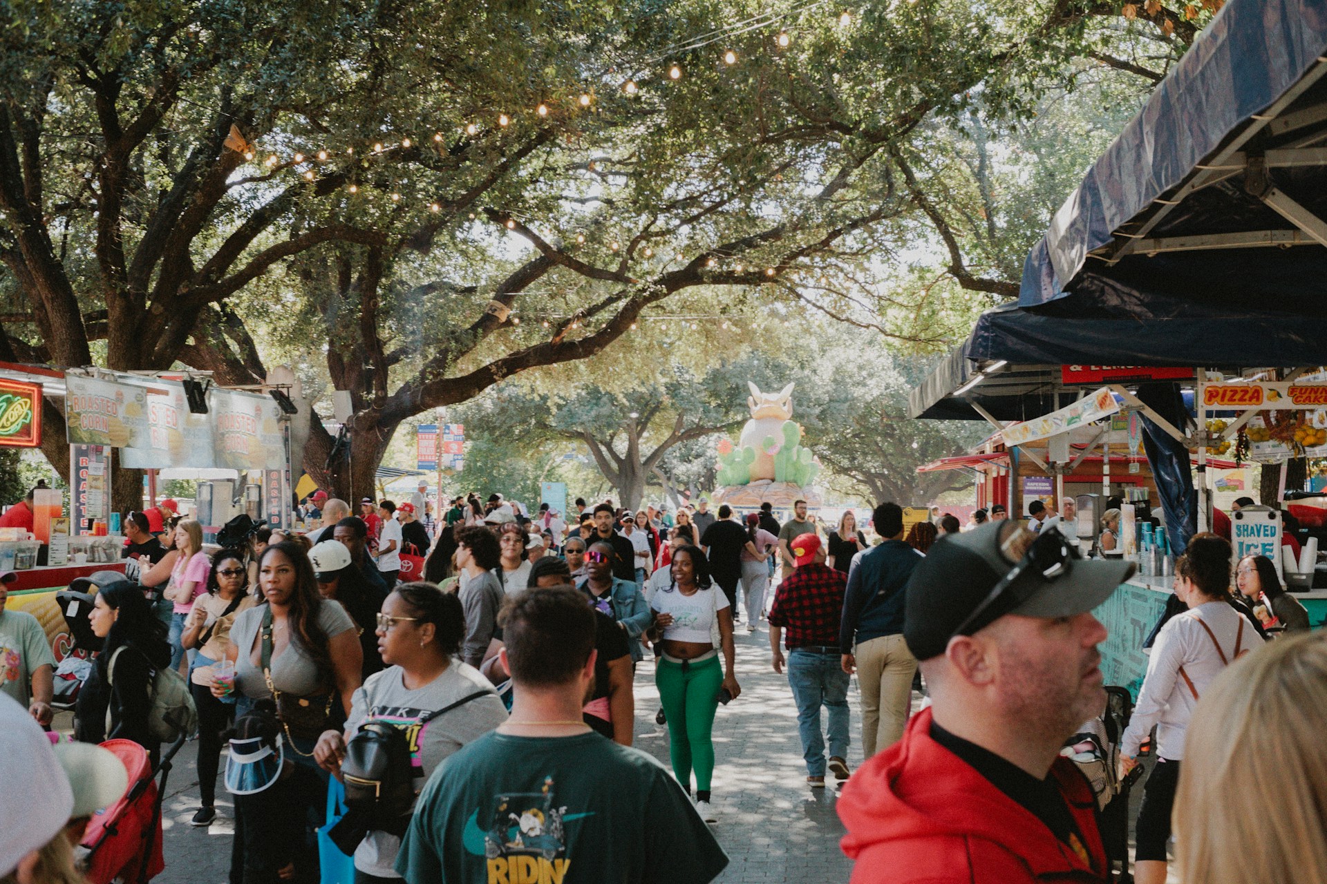 Une foule lors d'une foire | Source : Unsplash