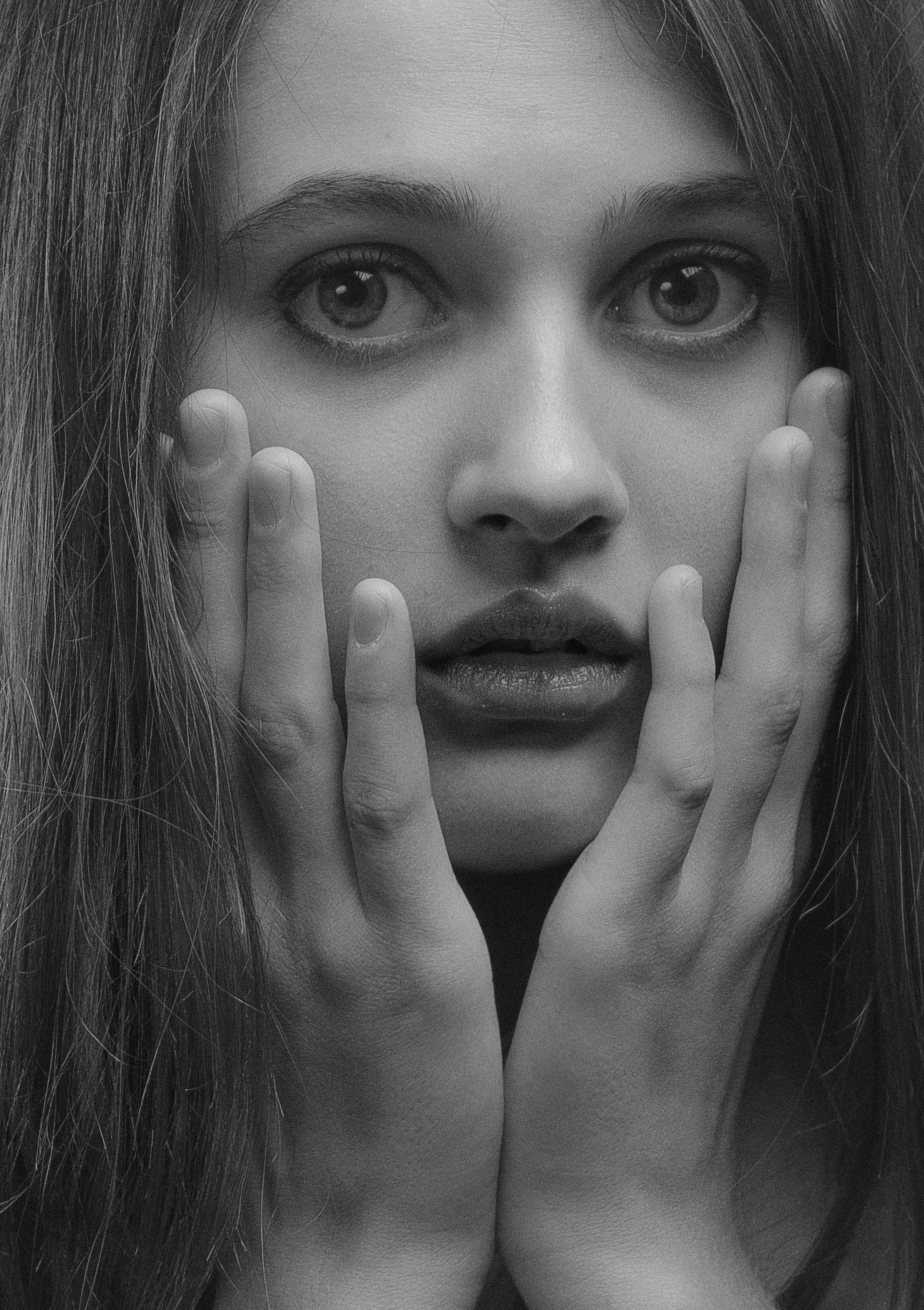 Un cliché en noir et blanc d'une femme choquée | Source : Pexels