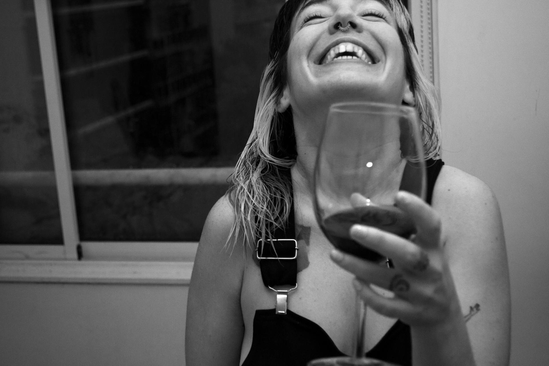 Une femme heureuse qui porte un toast | Source : Pexels