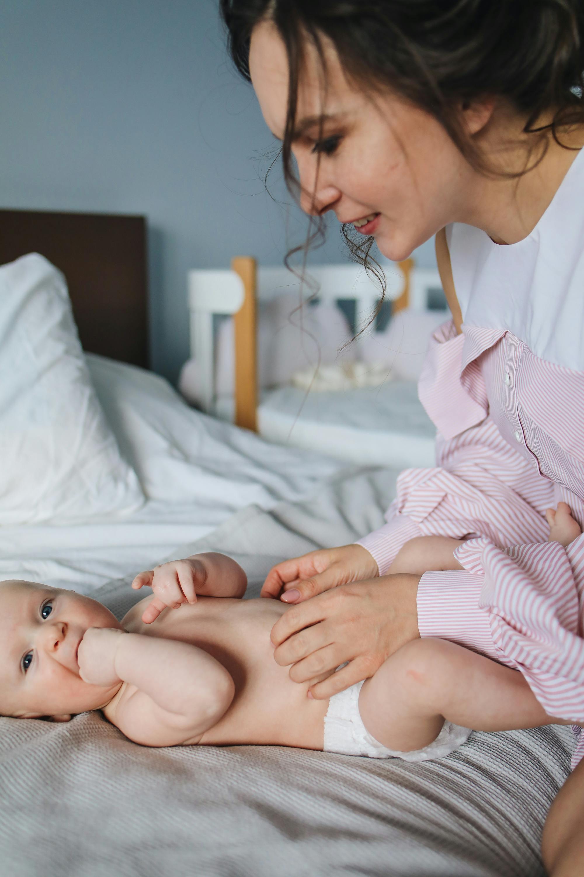 Une femme s'occupant d'un bébé | Source : Pexels