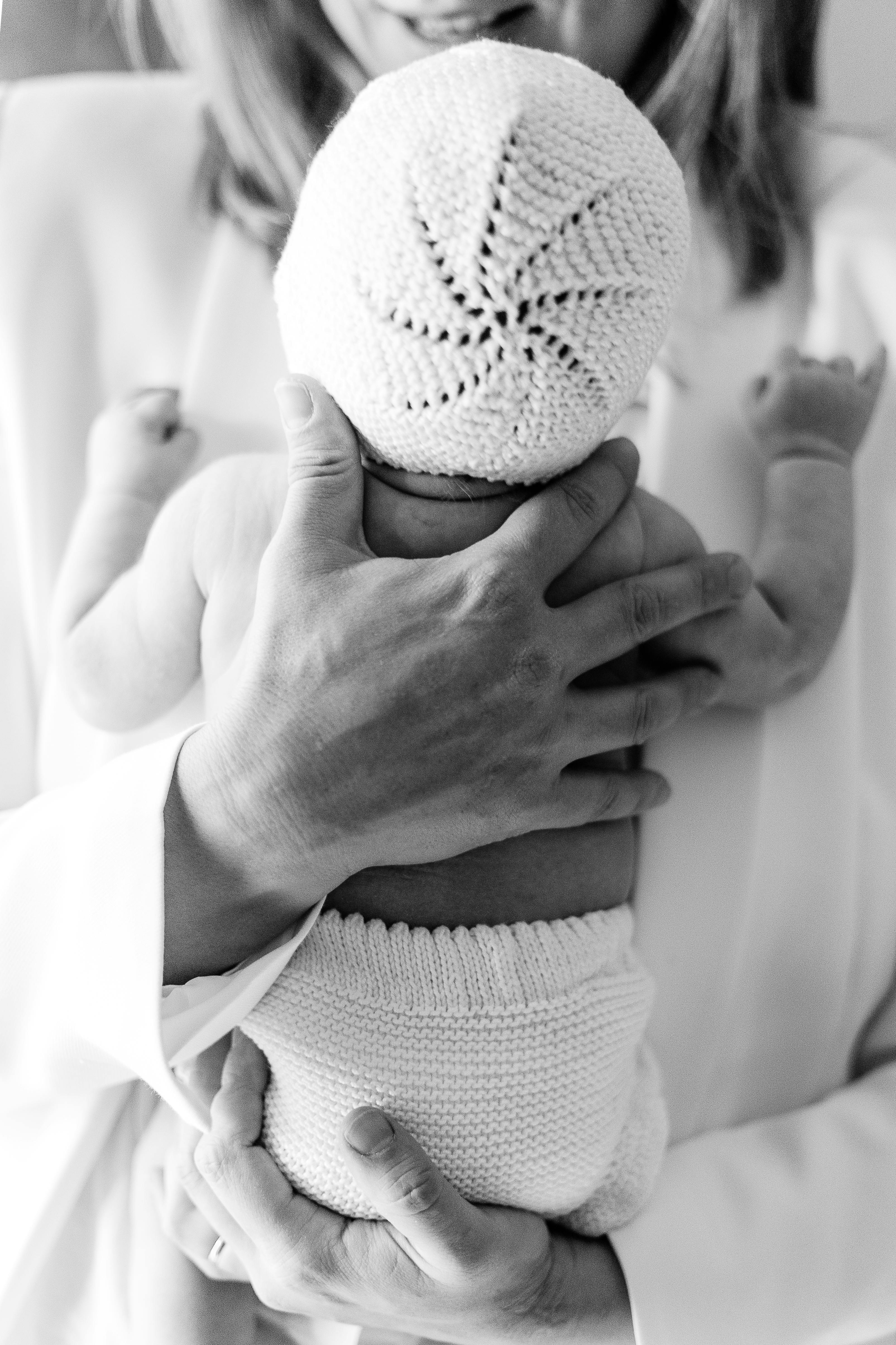 Une femme tenant un nouveau-né | Source : Pexels