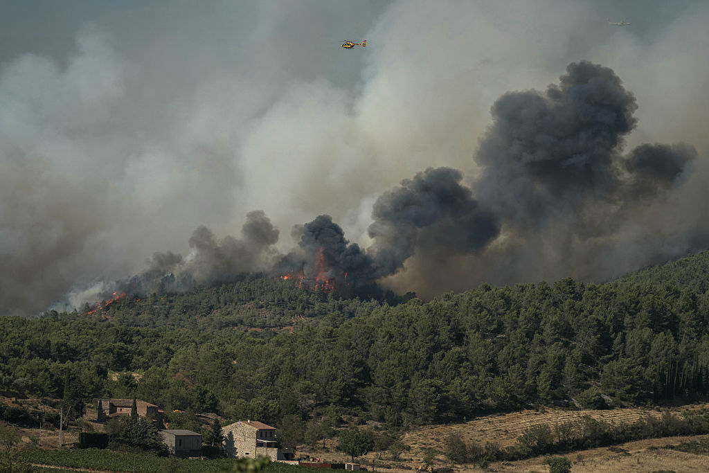 Un hélicoptère de lutte contre les incendies survole un feu de forêt à Tournissan, dans le sud-ouest de la France, le 5 août 2025. | Source : Getty Images