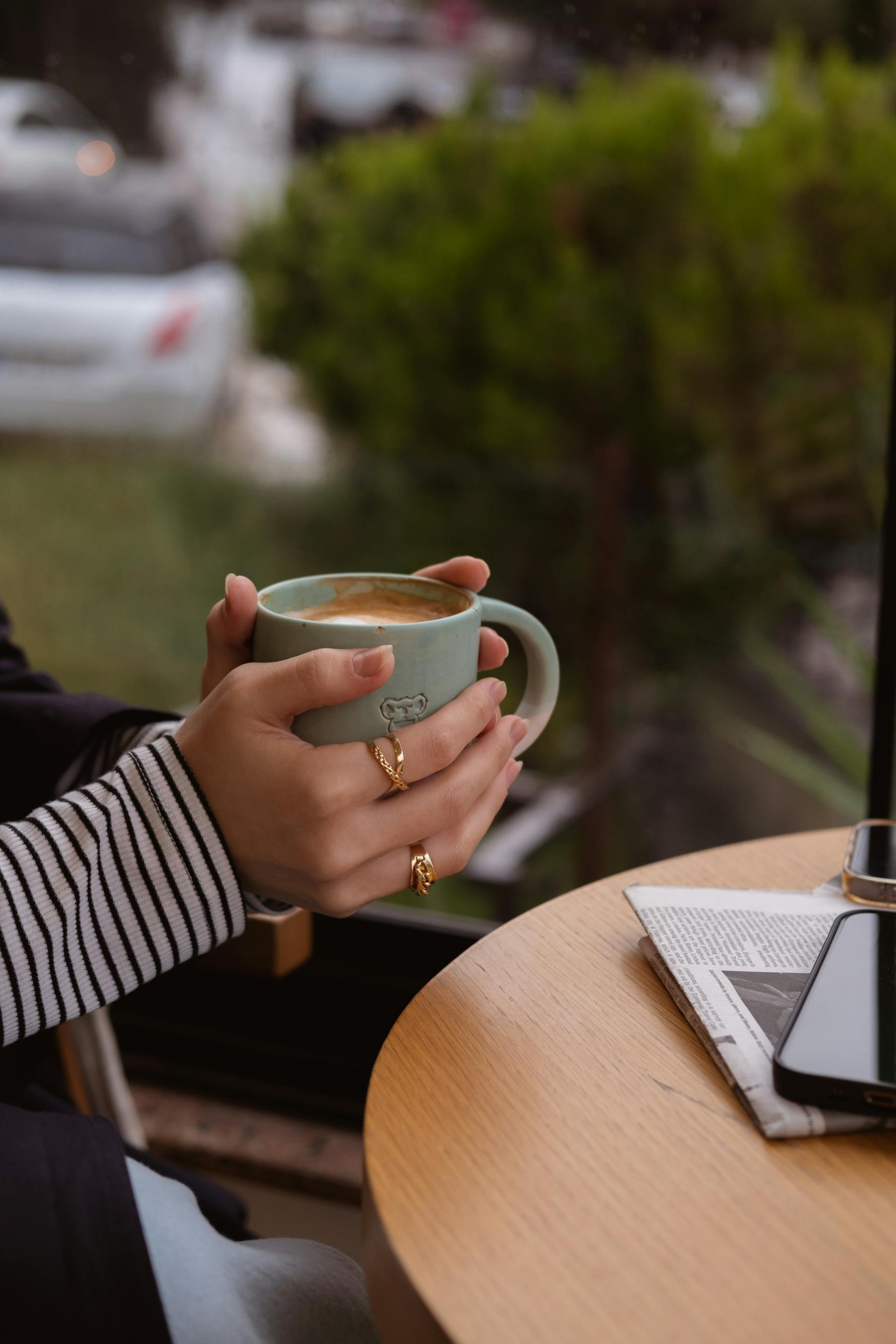 Une femme tenant une tasse de café | Source : Pexels