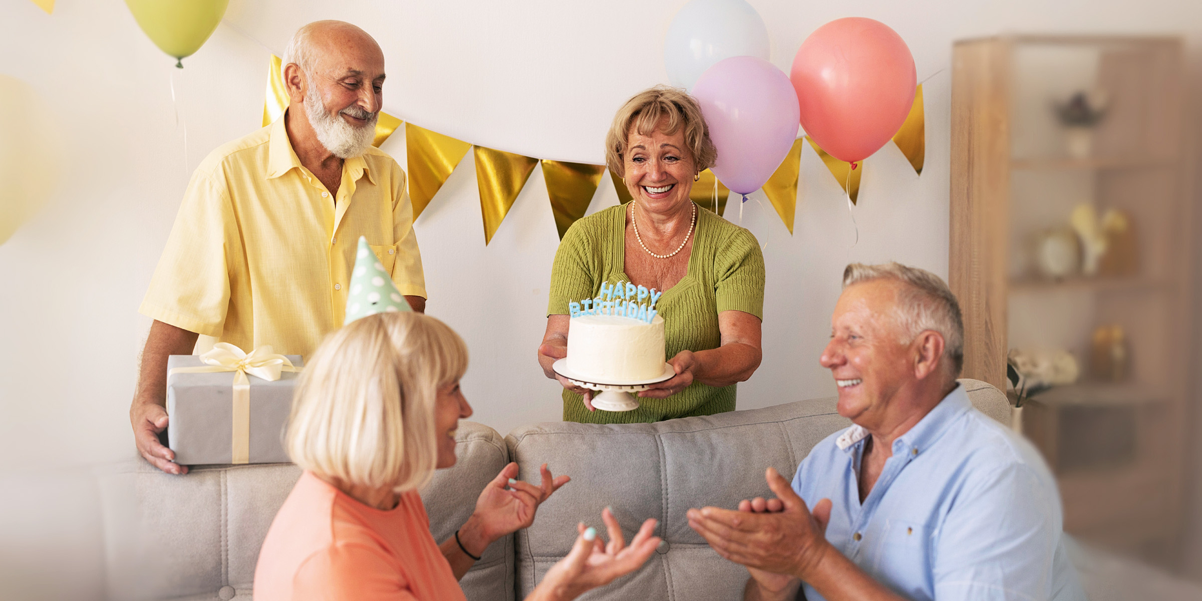 Des personnes se sont rassemblées lors d'une fête d'anniversaire | Source : Freepik