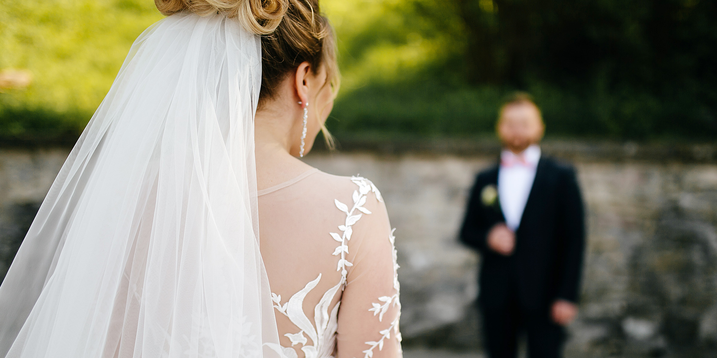 La mariée descend l'allée alors que le marié attend à l'autel | Source : Freepik