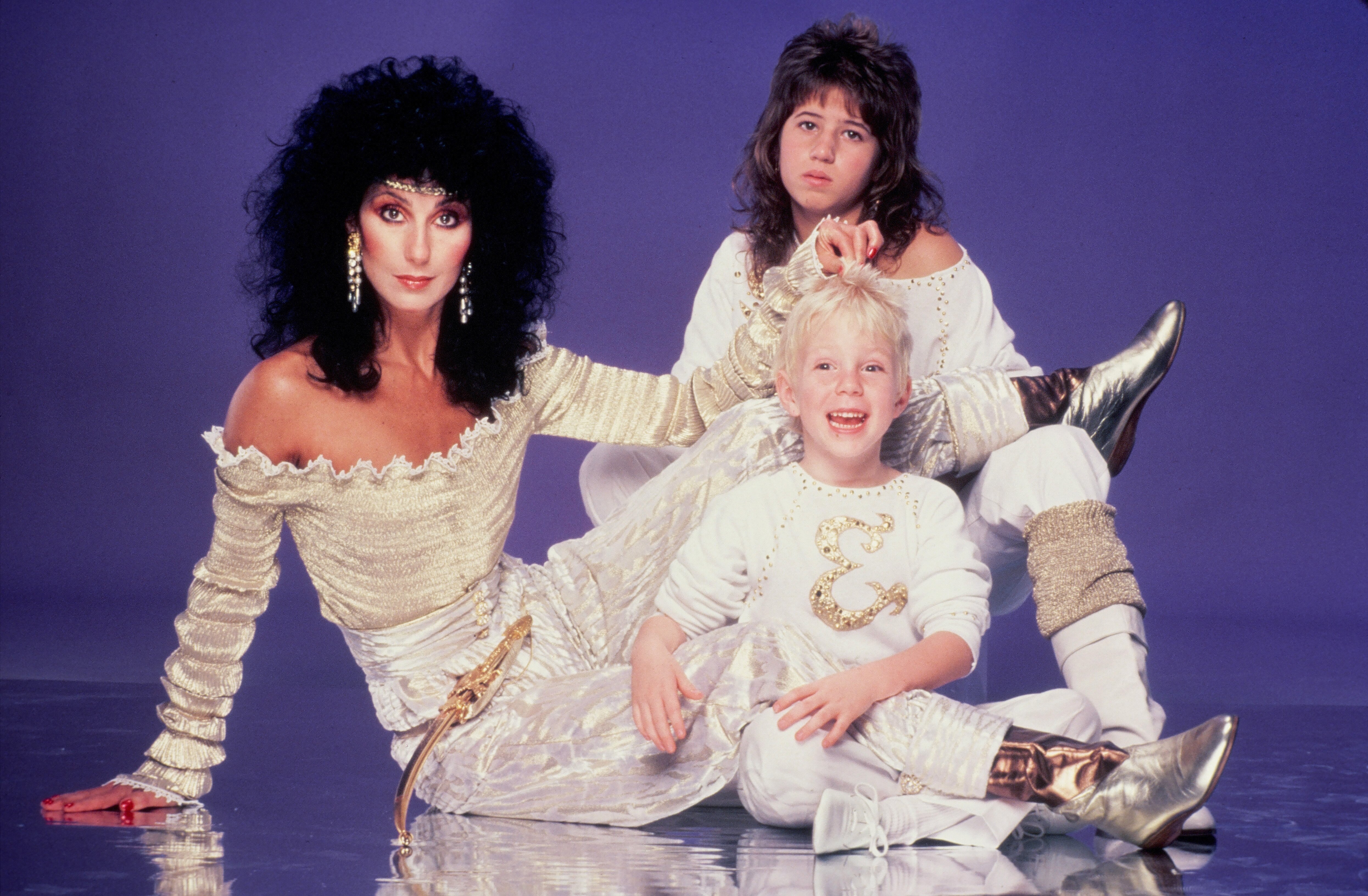 Cher, Chastity Bono et Elijah Blue Allman posant pour une séance photo à Los Angeles, Californie, en juin 1981 | Source : Getty Images