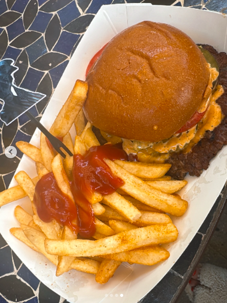 Une photo d'un hamburger et de frites à l'aspect délicieux, postée le 5 juillet 2025. | Source : Instagram/heidiklum
